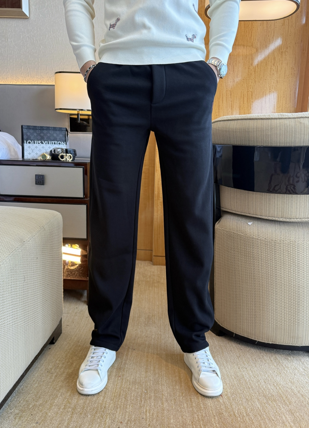 NO:652547,Paul - 2025 SS autumn and winter counters simultaneously popular thickened and velvet wide-leg casual pants. This season's must-have versatile style, the upper body is extremely outstanding, super versatile style, 1:1 replica of the original version, complete with three standards!  The counter is designed with the latest fashion elements, imported custom-woven high-quality European cotton fabrics, with super good styles, a must-have for casual fashion!  Highly recommended, size 29-36,  19860909保罗 - 2025ss秋冬专柜同步爆款加厚加绒宽腿休闲裤,本季必入百搭款式,上身极为出挑,超级百搭款 ,原版1:1复刻,三标齐全！专柜最新时尚元素设计,进口定织高品质欧棉面料,版型超好,休闲时尚必备！强烈推荐款 尺码 29-36,, ,Men's clothing