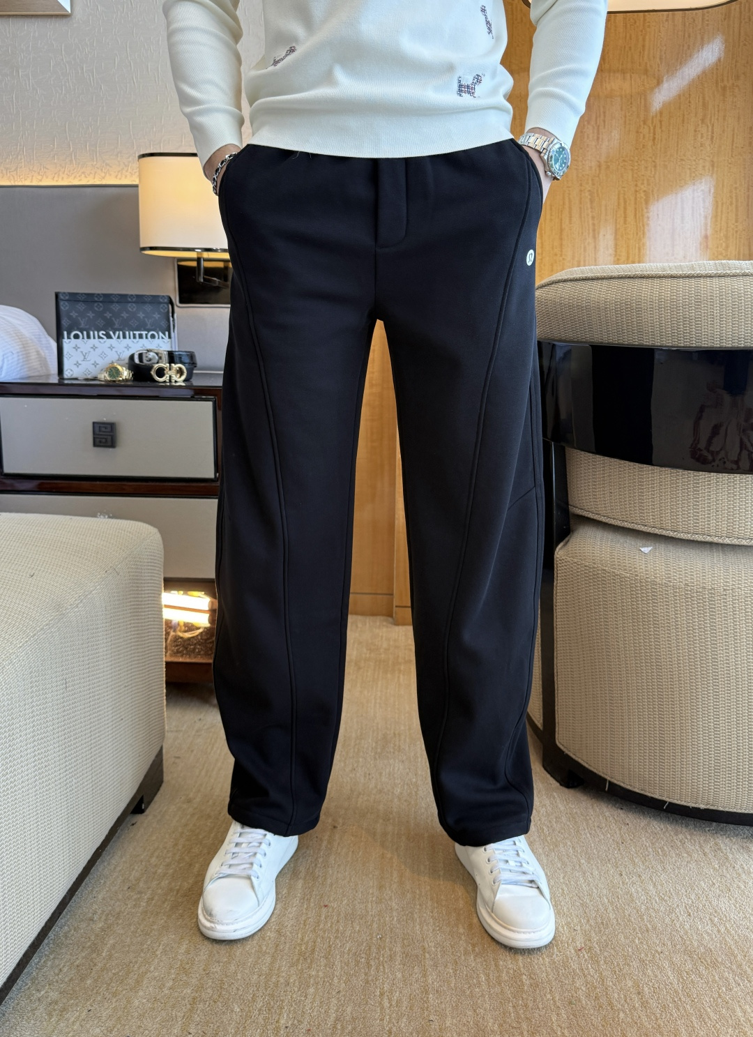 NO:652538,Lulu - 2025ss autumn and winter counters simultaneously popular thickened and velvet wide-leg casual pants. This season's must-have versatile style, the upper body is extremely outstanding, super versatile style, 1:1 replica of the original version, complete with three standards!  The counter is designed with the latest fashion elements, imported custom-woven high-quality European cotton fabrics, with super good styles, a must-have for casual fashion!  Highly recommended, size 29-36, alexander wang19860909Lulu - 2025ss秋冬专柜同步爆款加厚加绒宽腿休闲裤,本季必入百搭款式,上身极为出挑,超级百搭款 ,原版1:1复刻,三标齐全！专柜最新时尚元素设计,进口定织高品质欧棉面料,版型超好,休闲时尚必备！强烈推荐款 尺码 29-36,,alexander wang,Men's clothing