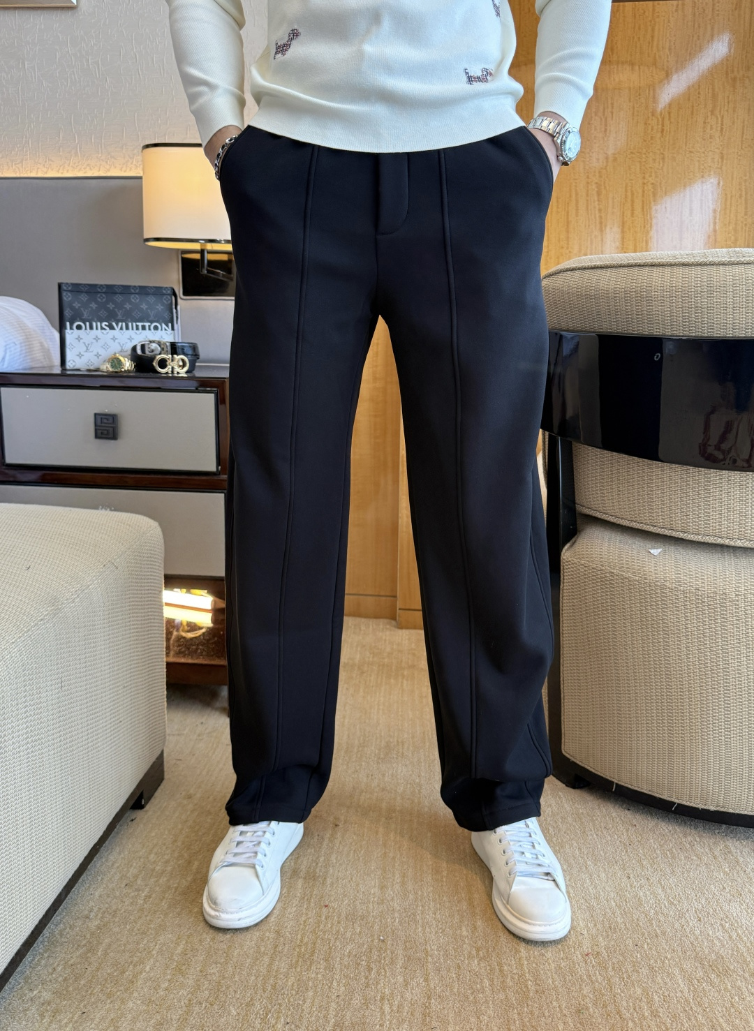 NO:652533,Balenciaga - 2025ss autumn and winter counters simultaneously popular thickened and velvet wide-leg casual pants. This season's must-have versatile style, the upper body is extremely outstanding, super versatile style, 1:1 replica of the original version, complete with three labels!  The counter is designed with the latest fashion elements, imported custom-woven high-quality European cotton fabrics, with super good styles, a must-have for casual fashion!  Highly recommended, sizes 29-36, balenciaga, alexander wang19860909巴黎世家 - 2025ss秋冬专柜同步爆款加厚加绒宽腿休闲裤,本季必入百搭款式,上身极为出挑,超级百搭款 ,原版1:1复刻,三标齐全！专柜最新时尚元素设计,进口定织高品质欧棉面料,版型超好,休闲时尚必备！强烈推荐款 尺码 29-36,,balenciaga,alexander wang,Men's clothing