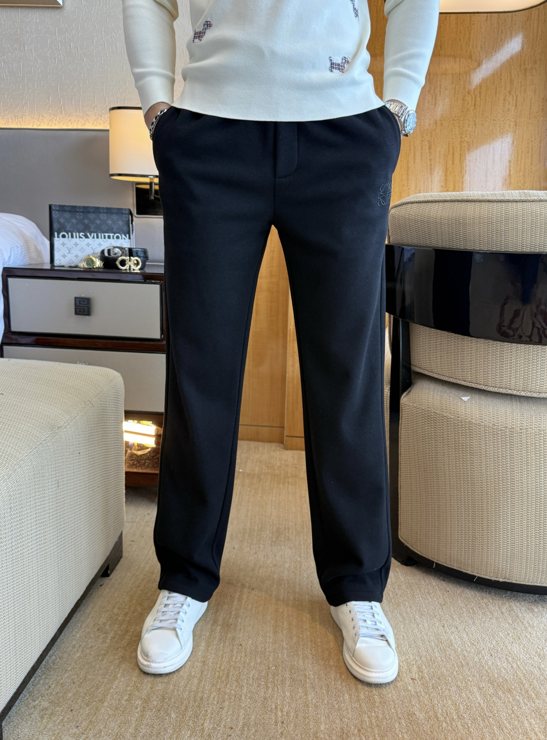 NO:652543,Luo Yiwei - 2025ss autumn and winter counters simultaneously popular thickened and velvet wide-leg casual pants. This season's must-have versatile style, the upper body is extremely outstanding, super versatile style, 1:1 replica of the original version, complete with three labels!  The counter is designed with the latest fashion elements, imported custom-woven high-quality European cotton fabrics, with super good styles, a must-have for casual fashion!  Highly recommended size 29-36, loewe, alexander wang19860909罗意威 - 2025ss秋冬专柜同步爆款加厚加绒宽腿休闲裤,本季必入百搭款式,上身极为出挑,超级百搭款 ,原版1:1复刻,三标齐全！专柜最新时尚元素设计,进口定织高品质欧棉面料,版型超好,休闲时尚必备！强烈推荐款 尺码 29-36,,loewe,alexander wang,Men's clothing