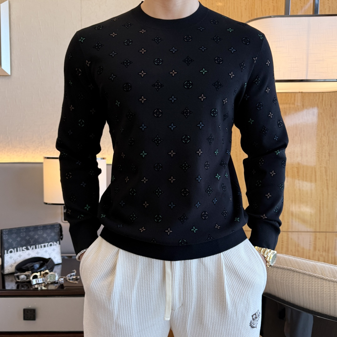 NO:645441,LV - 2025ss Autumn and Winter Counter's best-selling boutique woolen sweater, casual and fashionable outer wear, a must-have for inner wear, custom-made imported sheep wool fabric, the fabric has a delicate feel, close to the body and is comfortable without digging into the flesh, and the upper body has a good shape. It is warm to wear, and the counter logo design is very unique. The original quality and craftsmanship are definitely the highest version on the market. The top original version is awesome to wear. It is soft and crisp, not easy to deform. The seams and seams are very rigorous and absolutely meet the requirements of first-line OEMs!  Don’t miss it, male gods!  Size M-3XL,,louis vuitton,alexander wang19860909LV - 2025ss秋冬专柜大爆款精品羊毛衫,休闲时尚外穿 内搭必备款,定制进口绵羊毛面料,面料手感细腻,贴身舒适不扎肉,上身版型好 穿着保暖,专柜标志设计非常独特,原版品质与工艺 绝对市场最高版本 顶级原版穿着超赞 柔顺挺括,不易变形.锁边缝盘都非常严谨考究 绝对一线代工要求！男神们别错过！ 尺码 M-3XL,,louis vuitton,alexander wang,Men's clothing