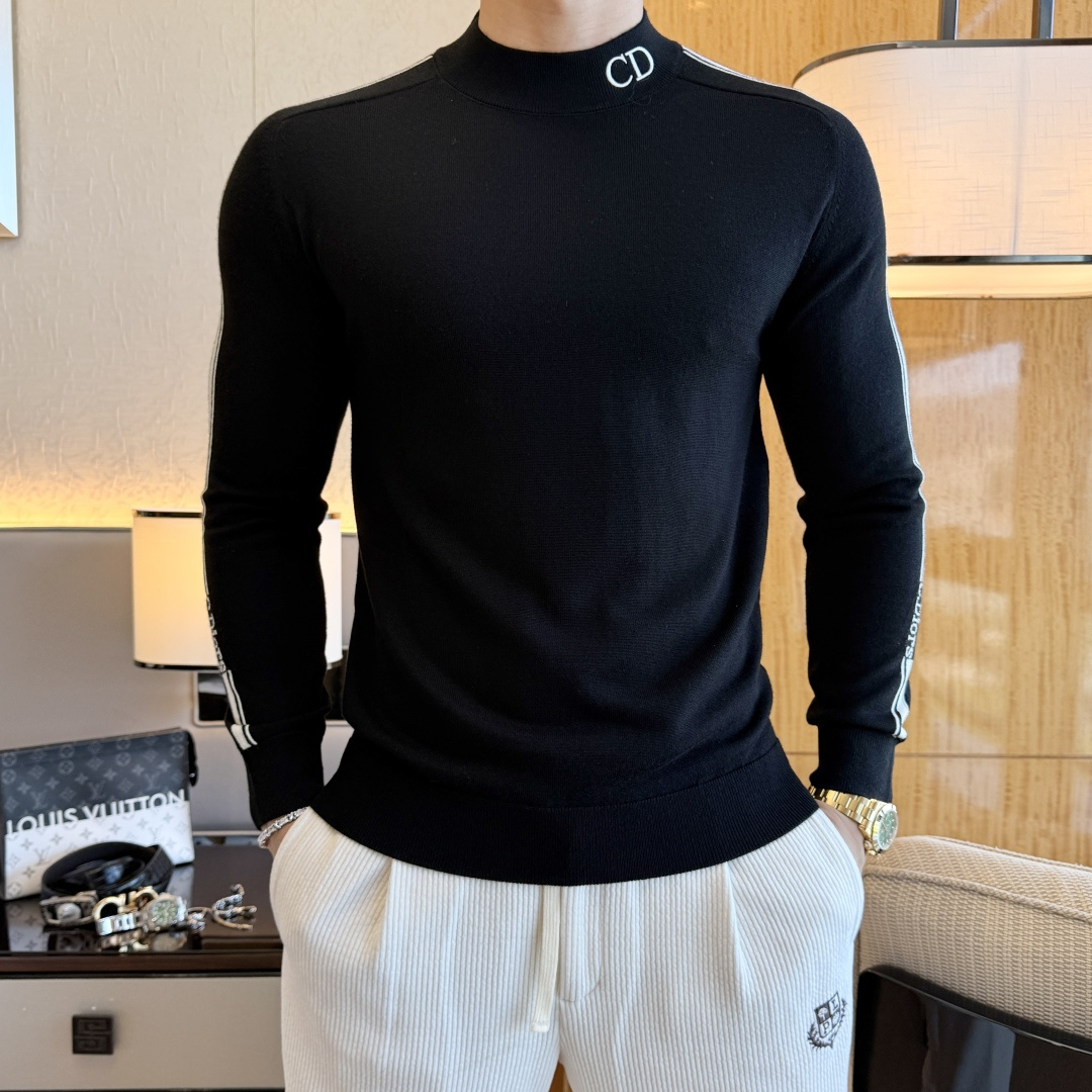 NO:690969,Dior - 2025ss Autumn and Winter counter hot-selling boutique woolen sweaters, casual and fashionable outerwear, a must-have for inner wear, custom-made imported sheep wool fabric, the fabric has a delicate feel, close to the body and is comfortable without digging into the flesh, and the upper body has a good shape. It is warm to wear, and the counter logo design is very unique. The original quality and craftsmanship are definitely the highest version on the market. The top original version is great to wear. It is soft and crisp, not easy to deform. The seams and stitching plates are very rigorous and absolutely meet the requirements of first-line OEMs!  Don’t miss it, male gods!  Size M-3XL,,dior,19860909迪奥 - 2025ss秋冬专柜大爆款精品羊毛衫,休闲时尚外穿 内搭必备款,定制进口绵羊毛面料,面料手感细腻,贴身舒适不扎肉,上身版型好 穿着保暖,专柜标志设计非常独特,原版品质与工艺 绝对市场最高版本 顶级原版穿着超赞 柔顺挺括,不易变形.锁边缝盘都非常严谨考究 绝对一线代工要求！男神们别错过！ 尺码 M-3XL,,dior,,Men's clothing