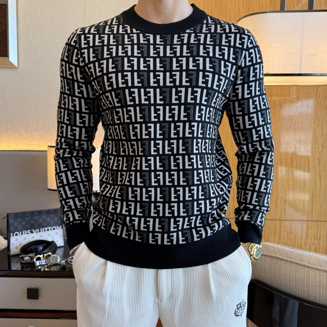 NO:628608,Fendi - 2025ss Autumn and Winter counter hot-selling wool sweater, casual and fashionable outer wear, a must-have for inner wear, custom-made imported worsted wool fabric, the fabric has a delicate feel, close to the body and is comfortable without digging into the flesh, and the upper body has a good shape. It is warm to wear, and the counter logo design is very unique. The original quality and craftsmanship are definitely the highest version on the market. The top original version is awesome to wear. It is soft and crisp, not easy to deform. The overlocking and sewing plates are very rigorous and elegant. Absolutely the first-line OEM requirements!  Don’t miss it, male gods!  Size M-3XL,,fendi,alexander wang19860909芬迪 - 2025ss秋冬专柜大爆款羊毛衫,休闲时尚外穿 内搭必备款,定制进口精纺绵羊毛面料,面料手感细腻,贴身舒适不扎肉,上身版型好 穿着保暖,专柜标志设计非常独特,原版品质与工艺 绝对市场最高版本 顶级原版穿着超赞 柔顺挺括,不易变形.锁边缝盘都非常严谨考究 绝对一线代工要求！男神们别错过！ 尺码 M-3XL,,fendi,alexander wang,Men's clothing