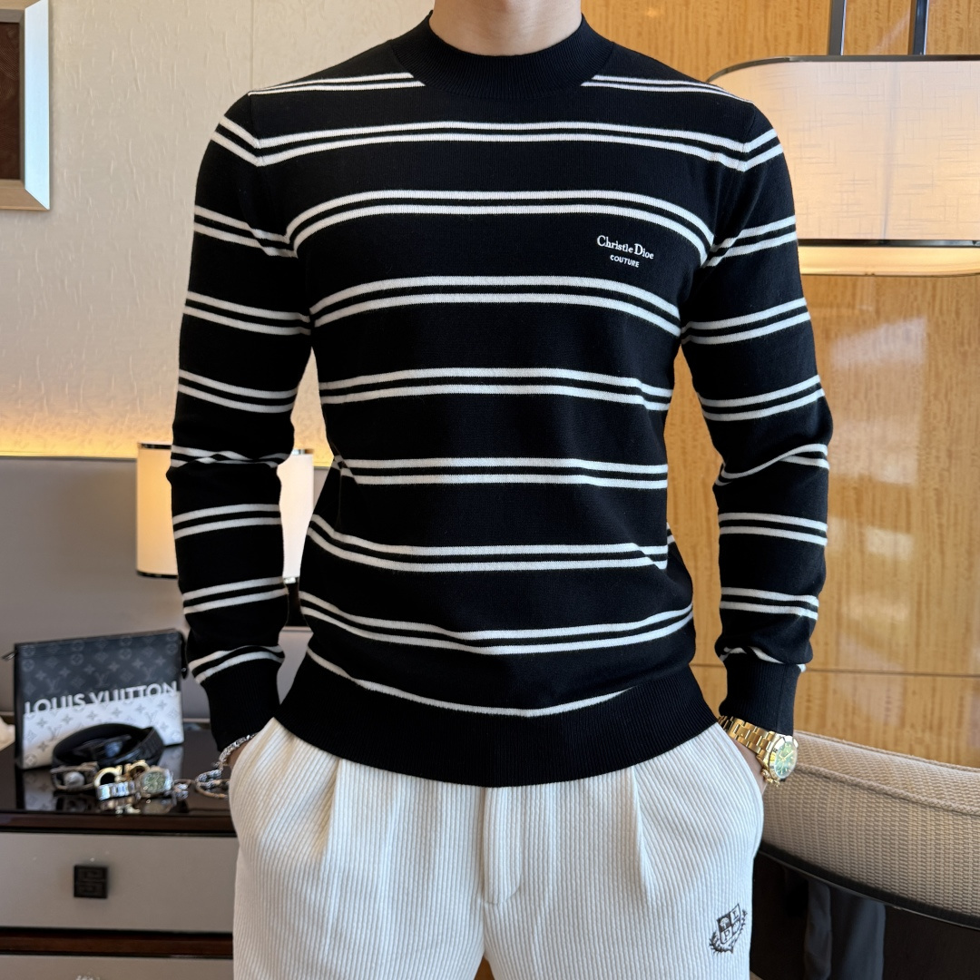 NO:645443,Dior - 2025ss Autumn and Winter counter hot-selling boutique woolen sweaters, casual and fashionable outerwear, a must-have for inner wear, custom-made imported sheep wool fabric, the fabric has a delicate feel, close to the body and is comfortable without digging into the flesh, and the upper body has a good shape. It is warm to wear, and the counter logo design is very unique. The original quality and craftsmanship are definitely the highest version on the market. The top original version is great to wear. It is soft and crisp, not easy to deform. The seams and stitching plates are very rigorous and absolutely meet the requirements of first-line OEMs!  Don’t miss it, male gods!  Size M-3XL,,dior,alexander wang19860909迪奥 - 2025ss秋冬专柜大爆款精品羊毛衫,休闲时尚外穿 内搭必备款,定制进口绵羊毛面料,面料手感细腻,贴身舒适不扎肉,上身版型好 穿着保暖,专柜标志设计非常独特,原版品质与工艺 绝对市场最高版本 顶级原版穿着超赞 柔顺挺括,不易变形.锁边缝盘都非常严谨考究 绝对一线代工要求！男神们别错过！ 尺码 M-3XL,,dior,alexander wang,Men's clothing