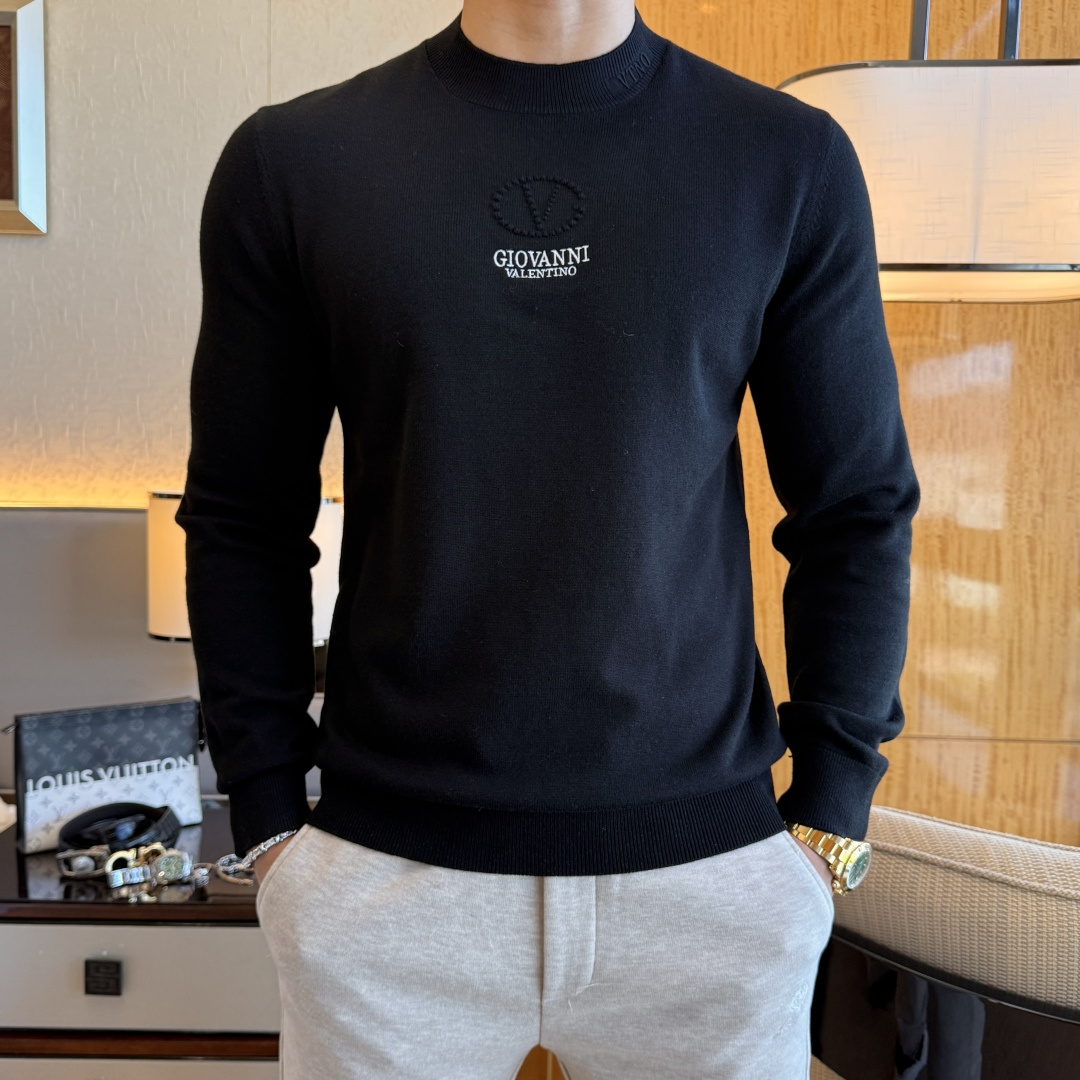NO:628631,Valentino - 2025ss Autumn and Winter counter hot-selling wool sweater, casual and fashionable outer wear, a must-have for inner wear, custom-made imported worsted sheep wool fabric, the fabric has a delicate feel, close to the body and is comfortable without digging into the flesh, and the upper body has a good shape. It is warm to wear, the counter logo design is very unique, the original quality and craftsmanship are definitely the highest version on the market. The top original version is awesome to wear. It is soft and crisp, not easy to deform. The seams and seams are very rigorous and elegant. Absolute first-line OEM requirements!  Don’t miss it, male gods!  Size M-3XL,,valentino,alexander wang19860909华伦天奴 - 2025ss秋冬专柜大爆款羊毛衫,休闲时尚外穿 内搭必备款,定制进口精纺绵羊毛面料,面料手感细腻,贴身舒适不扎肉,上身版型好 穿着保暖,专柜标志设计非常独特,原版品质与工艺 绝对市场最高版本 顶级原版穿着超赞 柔顺挺括,不易变形.锁边缝盘都非常严谨考究 绝对一线代工要求！男神们别错过！ 尺码 M-3XL,,valentino,alexander wang,Men's clothing