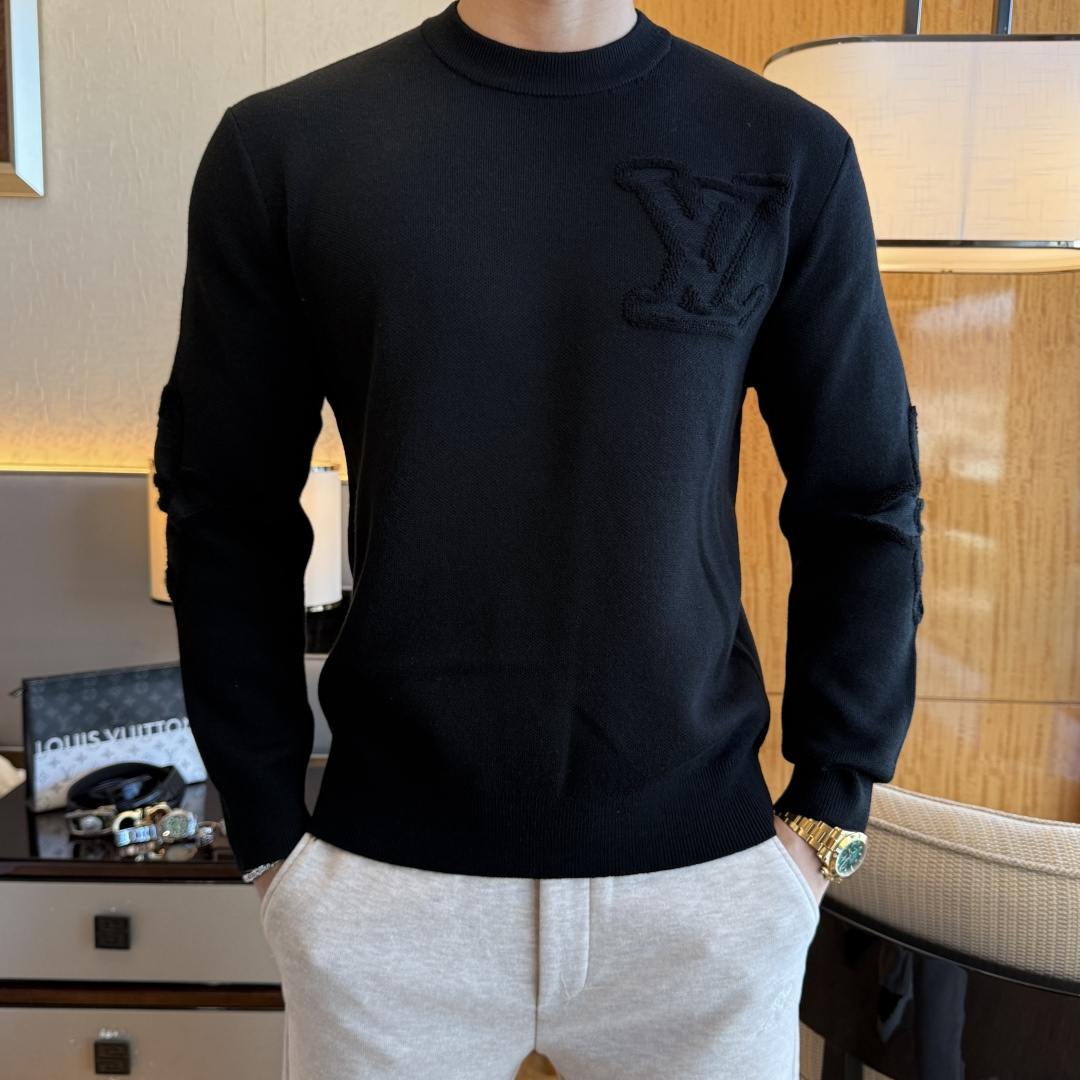 NO:691882,LV - 2025ss Autumn and Winter counter hot-selling woolen sweater, casual and fashionable outer wear, a must-have for inner wear, custom-made imported worsted sheep wool fabric, the fabric has a delicate feel, close to the body and is comfortable without piercing the flesh, and the upper body has a good shape. It is warm to wear, and the counter logo design is very unique. The original quality and craftsmanship are definitely the highest version on the market. The top original version is awesome to wear. It is soft and crisp, not easy to deform. The seams and seams are very rigorous and absolutely meet the requirements of first-line OEMs!  Don’t miss it, male gods!  Size M-3XL,,louis vuitton,19860909LV - 2025ss秋冬专柜大爆款羊毛衫,休闲时尚外穿 内搭必备款,定制进口精纺绵羊毛面料,面料手感细腻,贴身舒适不扎肉,上身版型好 穿着保暖,专柜标志设计非常独特,原版品质与工艺 绝对市场最高版本 顶级原版穿着超赞 柔顺挺括,不易变形.锁边缝盘都非常严谨考究 绝对一线代工要求！男神们别错过！ 尺码 M-3XL,,louis vuitton,,Men's clothing