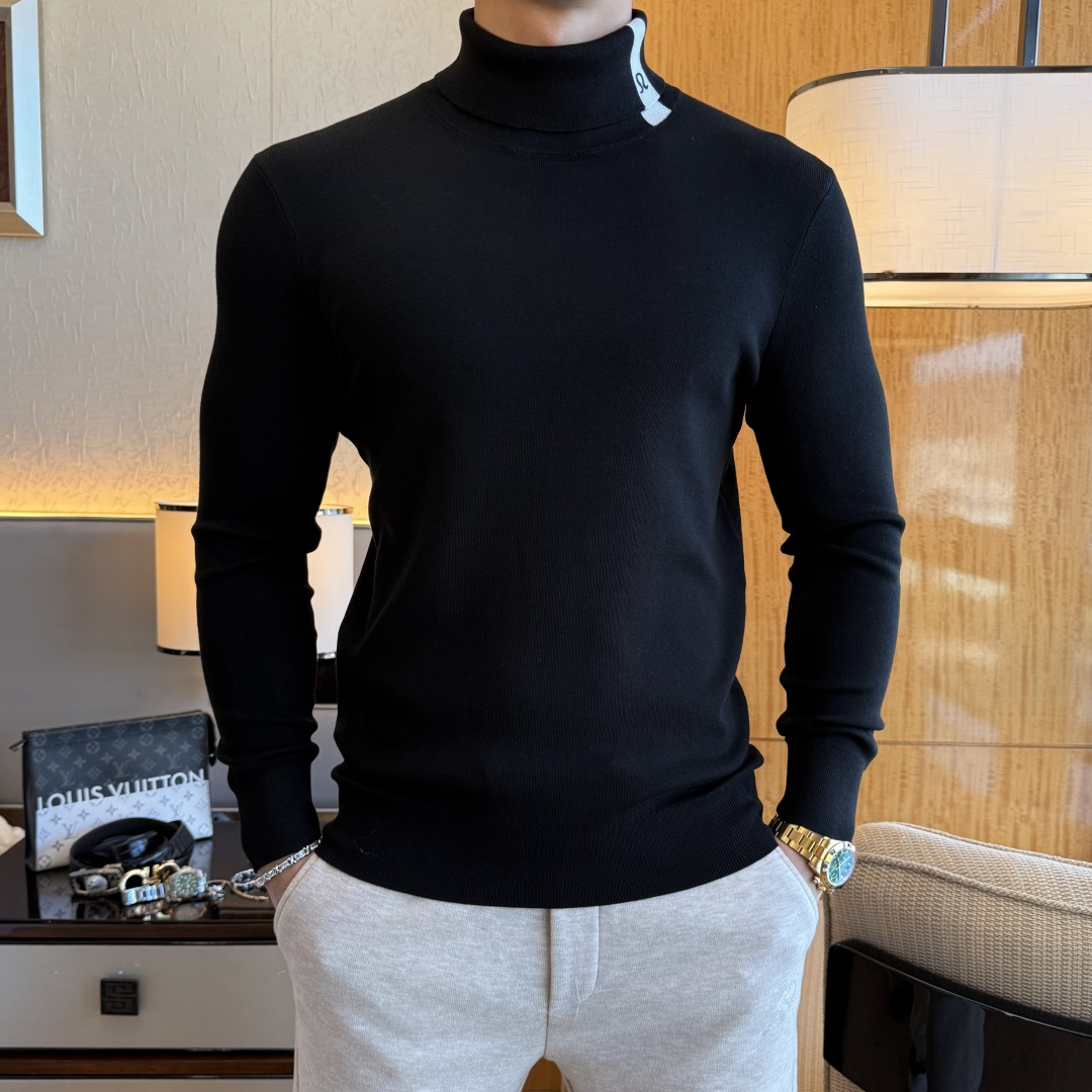 NO:625116,Lulu - 2025ss Autumn and Winter counter's most popular high-quality turtleneck sweater, casual and fashionable outer wear, a must-have for inner wear, custom-made imported sheep wool fabric, the fabric has a delicate feel, close to the body and is comfortable without digging into the flesh, and the upper body has a good shape. It is warm to wear, and the counter logo design is very unique. The original quality and craftsmanship are definitely the highest version on the market. The top original version is awesome to wear. It is soft and crisp, not easy to deform. The seams and seams are very rigorous and elegant, absolutely the first-line OEM requirements!  Don’t miss it, male gods!  Size M-3XL,,alexander wang19860909Lulu - 2025ss秋冬专柜大爆款精品高领羊毛衫,休闲时尚外穿 内搭必备款,定制进口绵羊毛面料,面料手感细腻,贴身舒适不扎肉,上身版型好 穿着保暖,专柜标志设计非常独特,原版品质与工艺 绝对市场最高版本 顶级原版穿着超赞 柔顺挺括,不易变形.锁边缝盘都非常严谨考究 绝对一线代工要求！男神们别错过！ 尺码 M-3XL,,alexander wang,Men's clothing