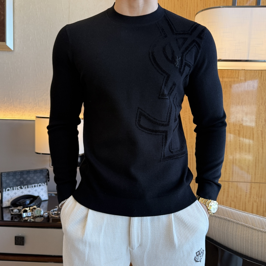 NO:691879,Ysl - 2025ss Autumn and Winter Counter's hot-selling woolen sweater, casual and fashionable outer wear, a must-have for inner wear, custom-made imported worsted sheep wool fabric, the fabric has a delicate feel, close to the body and is comfortable without piercing the flesh, and the upper body has a good shape. It is warm to wear, and the counter logo design is very unique. The original quality and craftsmanship are definitely the highest version on the market. The top original version is awesome to wear. It is soft and crisp, not easy to deform. The seams and seams are very rigorous and elegant. Absolutely the first-line OEM requirements!  Don’t miss it, male gods!  Size M-3XL,,saint laurent,19860909Ysl - 2025ss秋冬专柜大爆款羊毛衫,休闲时尚外穿 内搭必备款,定制进口精纺绵羊毛面料,面料手感细腻,贴身舒适不扎肉,上身版型好 穿着保暖,专柜标志设计非常独特,原版品质与工艺 绝对市场最高版本 顶级原版穿着超赞 柔顺挺括,不易变形.锁边缝盘都非常严谨考究 绝对一线代工要求！男神们别错过！ 尺码 M-3XL,,saint laurent,,Men's clothing