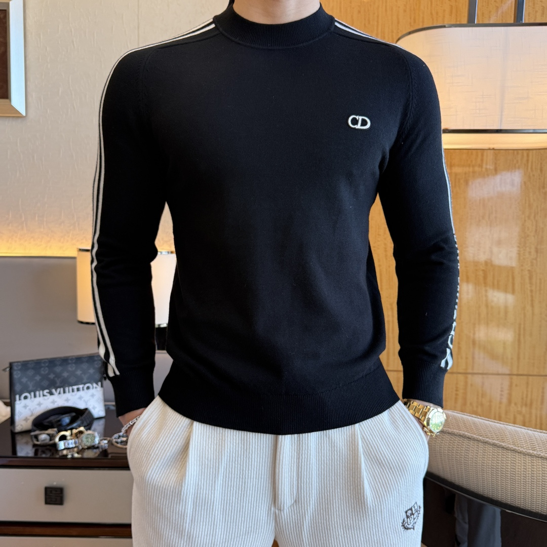 NO:628623,Dior - 2025ss Autumn and Winter counter hot-selling woolen sweater, casual and fashionable outer wear, a must-have for inner wear, custom-made imported worsted sheep wool fabric, the fabric has a delicate feel, close to the body and is comfortable without digging into the flesh, and the upper body has a good shape. It is warm to wear, and the counter logo design is very unique. The original quality and craftsmanship are definitely the highest version on the market. The top original version is great to wear. It is soft and crisp, not easy to deform. The overlocking and sewing plates are very rigorous and elegant. Absolutely the first-line OEM requirements!  Don’t miss it, male gods!  Size M-3XL,,dior,alexander wang19860909迪奥 - 2025ss秋冬专柜大爆款羊毛衫,休闲时尚外穿 内搭必备款,定制进口精纺绵羊毛面料,面料手感细腻,贴身舒适不扎肉,上身版型好 穿着保暖,专柜标志设计非常独特,原版品质与工艺 绝对市场最高版本 顶级原版穿着超赞 柔顺挺括,不易变形.锁边缝盘都非常严谨考究 绝对一线代工要求！男神们别错过！ 尺码 M-3XL,,dior,alexander wang,Men's clothing