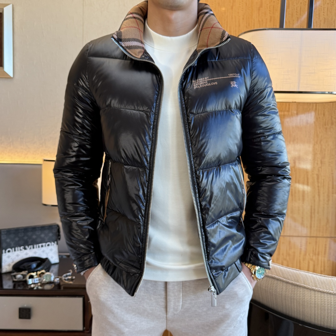 NO:682124,Burberry - New winter down jacket, high-quality design, is a must-have for any man, handsome and handsome. Heavy craftsmanship, 90 down filling, but the fashion stance remains firm, first-class texture, crisp and slim. Classic lapel down, mature and stable style, fine texture, good gloss, and very clear texture, simple and elegant style, strong fashion, version leading the current trend, very good upper body effect, novel fabric, soft feel  Fearless and changeable, blooming in comfort and uniqueness. Calmly and confidently walk the way of urban sportsman's spring clothing. Multi-touch fabric selection, showing the eclectic charm. The upper body will not have any wrinkles, the shape is excellent, the upper body is stylish and handsome, the customized accessories are iconic, and the details determine success or failure. Color, color, size M-3XL, can be worn up to 190 pounds.,, burberry, jackets & coats, down jacket,19860909巴宝莉 - 年冬季新款羽绒服外套,高品质设计,是任何男人都必备的王牌好货,帅气爆表.重工艺直冲工艺,90绒填充,但时尚立场坚挺如故,质感一流,挺括修身.经典翻领的羽绒,成熟稳重风,质感细腻,光泽感佳,且纹理非常清晰,款式简洁大气,时尚度强、版型引领当前趋势,上身效果非常好,面料新颖,手感软 无畏多变,舒适与独特中绽放.从容、自信游走都市型男春装之道.多重触感的面料选择,彰显不拘一格的魅力上身不会有任何褶皱,版型极好,上身有型帅气,定制辅料带有标志性,细节决定成败.颜色图色 尺码M-3XL 最大可穿到190斤.,,burberry,jackets & coats,down jacket,,Men's clothing