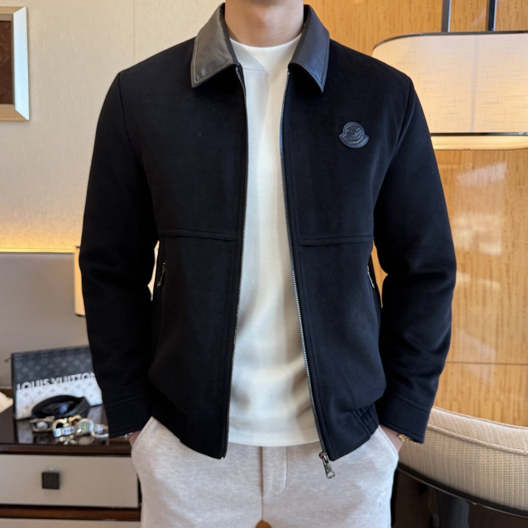 NO:625126,Mouth -  2025 new winter wool and leather splicing down jacket, high-quality design, is a must-have for any man, handsome and handsome. Heavy craftsmanship, 90 down filling, but the fashion stance remains firm, first-class texture, crisp and slim fit. Classic lapel down, mature and stable style, fine texture, good gloss, and very clear texture, simple and elegant style, strong fashion, version leads the current trend, the upper body effect is very good, the fabric is novel and soft to the touch  Fearless and changeable, blooming in comfort and uniqueness. Calmly and confidently walk the way of urban sportsman's spring clothing. Multi-touch fabric selection, showing the eclectic charm. The upper body will not have any wrinkles, the fit is excellent, the upper body is stylish and handsome, the customized accessories are iconic, and the details determine success or failure. Color, color, size M-3XL, can be worn up to 190 pounds.,, Moncler, jackets & coats, down jacket, alexander wang19860909蒙口 - 2025年冬季新款羊毛真皮拼接羽绒服外套,高品质设计,是任何男人都必备的王牌好货,帅气爆表.重工艺直冲工艺,90绒填充,但时尚立场坚挺如故,质感一流,挺括修身.经典翻领的羽绒,成熟稳重风,质感细腻,光泽感佳,且纹理非常清晰,款式简洁大气,时尚度强、版型引领当前趋势,上身效果非常好,面料新颖,手感软 无畏多变,舒适与独特中绽放.从容、自信游走都市型男春装之道.多重触感的面料选择,彰显不拘一格的魅力上身不会有任何褶皱,版型极好,上身有型帅气,定制辅料带有标志性,细节决定成败.颜色图色 尺码M-3XL 最大可穿到190斤.,,Moncler,jackets & coats,down jacket,alexander wang,Men's clothing