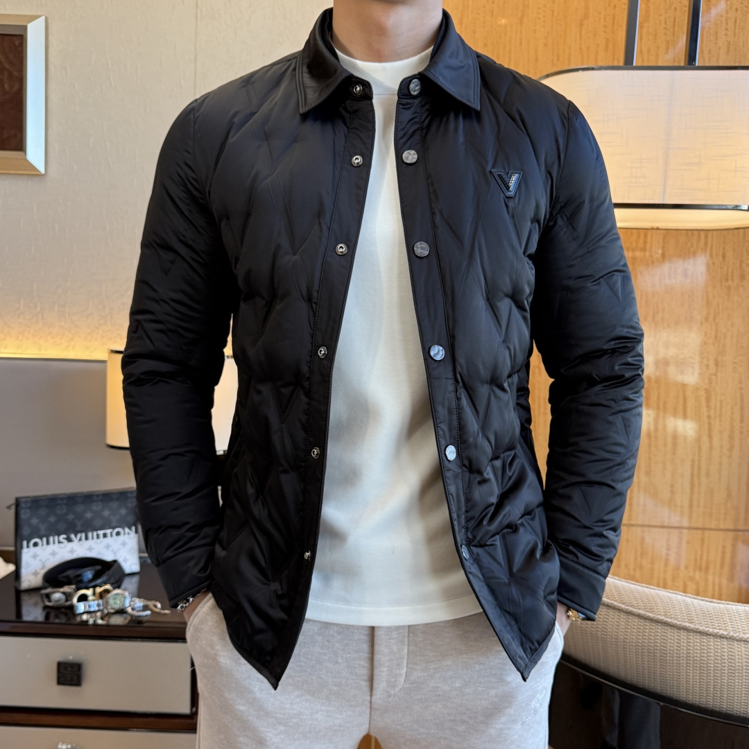 NO:625146,Valentino -  2025 new winter men's down jacket, high-quality design, is a must-have for any man, handsome and handsome. Heavy craftsmanship, 90 down filling, but the fashion stance remains firm, first-class texture, crisp and slim. Classic lapel down, mature and stable style, fine texture, good gloss, and very clear texture, simple and elegant style, strong fashion, version leading the current trend, the upper body effect is very good, the fabric is novel and soft to the touch  Fearless and changeable, blooming in comfort and uniqueness. Calmly and confidently walk the way of urban men's spring clothing. Multi-touch fabric selection, showing the eclectic charm. The upper body will not have any wrinkles, the fit is excellent, the upper body is stylish and handsome, the customized accessories are iconic, and the details determine success or failure. Colors and colors, sizes 48 - 56, can be worn up to 190 pounds.,, valentino, jackets & coats, down jacket, alexander wang19860909华伦天奴 - 2025年冬季新款男士羽绒服外套,高品质设计,是任何男人都必备的王牌好货,帅气爆表.重工艺直冲工艺,90绒填充,但时尚立场坚挺如故,质感一流,挺括修身.经典翻领的羽绒,成熟稳重风,质感细腻,光泽感佳,且纹理非常清晰,款式简洁大气,时尚度强、版型引领当前趋势,上身效果非常好,面料新颖,手感软 无畏多变,舒适与独特中绽放.从容、自信游走都市型男春装之道.多重触感的面料选择,彰显不拘一格的魅力上身不会有任何褶皱,版型极好,上身有型帅气,定制辅料带有标志性,细节决定成败.颜色图色 尺码48 - 56 最大可穿到190斤.,,valentino,jackets & coats,down jacket,alexander wang,Men's clothing