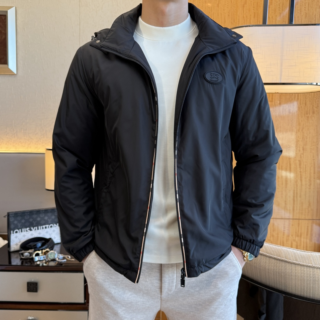 NO:625159,Burberry –  2025 new winter down jacket, high-quality design, is a must-have for any man, handsome and handsome. Heavy craftsmanship, 90 down filling, but the fashion stance remains firm, first-class texture, crisp and slim. Classic lapel down, mature and stable style, fine texture, good gloss, and very clear texture, simple and elegant style, strong fashion, version leading the current trend, very good upper body effect, novel fabric, soft feel  Fearless and changeable, blooming in comfort and uniqueness. Calmly and confidently walk the way of urban sportsman's spring clothing. Multi-touch fabric selection, showing the eclectic charm. The upper body will not have any wrinkles, the fit is excellent, the upper body is stylish and handsome, the customized accessories are iconic, and the details determine success or failure. Color picture size M-3XL can be worn up to 190 pounds.,, burberry, jackets & coats, down jacket, alexander wang19860909巴宝莉 - 2025年冬季新款羽绒服外套,高品质设计,是任何男人都必备的王牌好货,帅气爆表.重工艺直冲工艺,90绒填充,但时尚立场坚挺如故,质感一流,挺括修身.经典翻领的羽绒,成熟稳重风,质感细腻,光泽感佳,且纹理非常清晰,款式简洁大气,时尚度强、版型引领当前趋势,上身效果非常好,面料新颖,手感软 无畏多变,舒适与独特中绽放.从容、自信游走都市型男春装之道.多重触感的面料选择,彰显不拘一格的魅力上身不会有任何褶皱,版型极好,上身有型帅气,定制辅料带有标志性,细节决定成败.颜色图色 尺码M-3XL 最大可穿到190斤.,,burberry,jackets & coats,down jacket,alexander wang,Men's clothing
