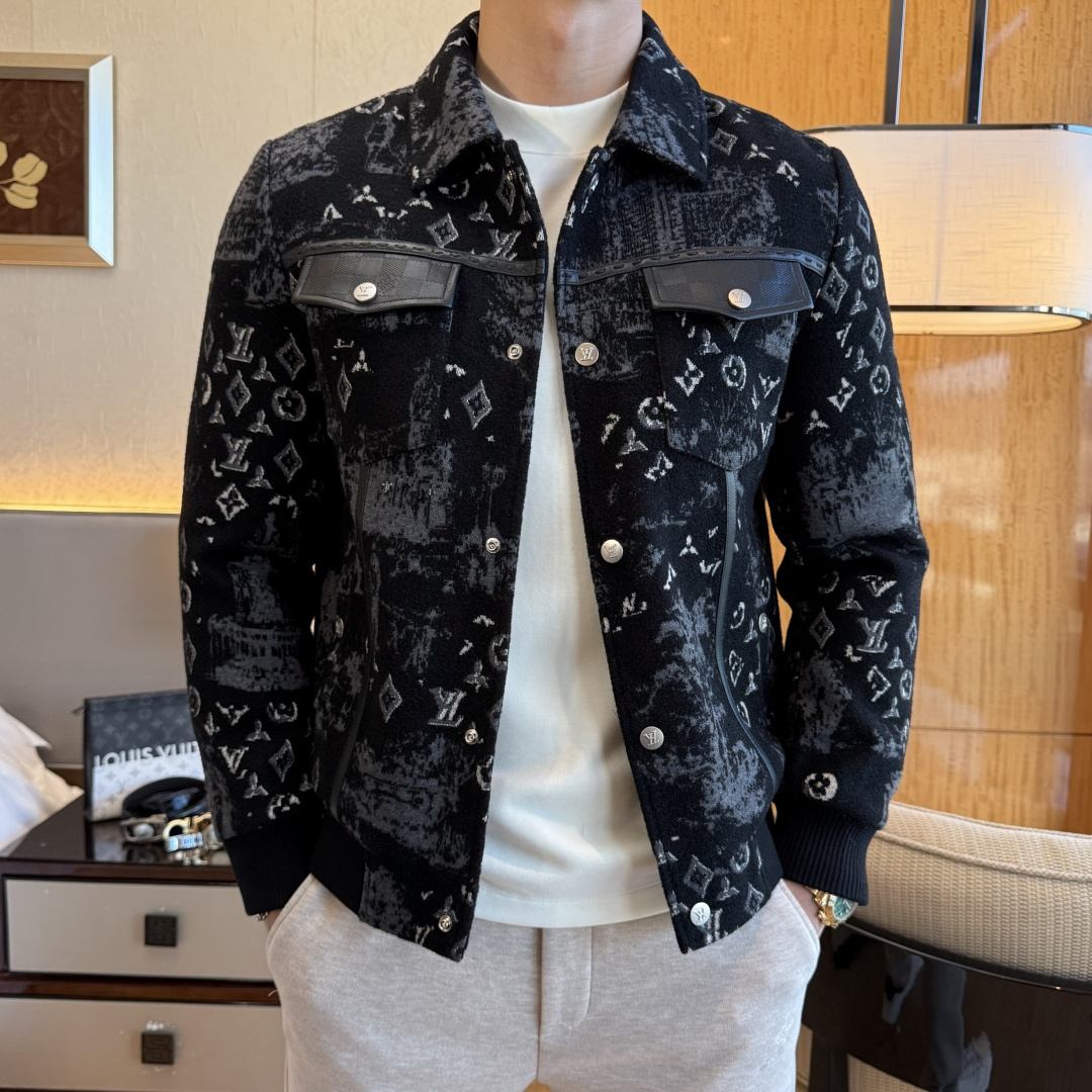 NO:625121,Goose down version!  LV-  2025 new winter wool goose down down jacket, high-quality design, is a must-have for any man, handsome and handsome. Heavy craftsmanship, 90% goose down filling, but the fashion stance remains firm, first-class texture, crisp and slim fit. Classic lapel down, mature and stable style, fine texture, good gloss, and very clear texture, simple and elegant style, strong fashion, version leads the current trend, the upper body effect is very good, the fabric is novel and soft to the touch  Fearless and changeable, blooming in comfort and uniqueness. Calmly and confidently walk the way of urban men's spring clothing. Multi-touch fabric selection, showing the eclectic charm. The upper body will not have any wrinkles, the fit is excellent, the upper body is stylish and handsome, the customized accessories are iconic, and the details determine success or failure. Color, color, size M-3XL, can be worn up to 190 pounds.,, louis vuitton, jackets & coats, down jacket, alexander wang19860909鹅绒版本！LV - 2025年冬季新款羊毛鹅绒羽绒服外套,高品质设计,是任何男人都必备的王牌好货,帅气爆表.重工艺直冲工艺,90鹅绒填充,但时尚立场坚挺如故,质感一流,挺括修身.经典翻领的羽绒,成熟稳重风,质感细腻,光泽感佳,且纹理非常清晰,款式简洁大气,时尚度强、版型引领当前趋势,上身效果非常好,面料新颖,手感软 无畏多变,舒适与独特中绽放.从容、自信游走都市型男春装之道.多重触感的面料选择,彰显不拘一格的魅力上身不会有任何褶皱,版型极好,上身有型帅气,定制辅料带有标志性,细节决定成败.颜色图色 尺码M-3XL 最大可穿到190斤.,,louis vuitton,jackets & coats,down jacket,alexander wang,Men's clothing