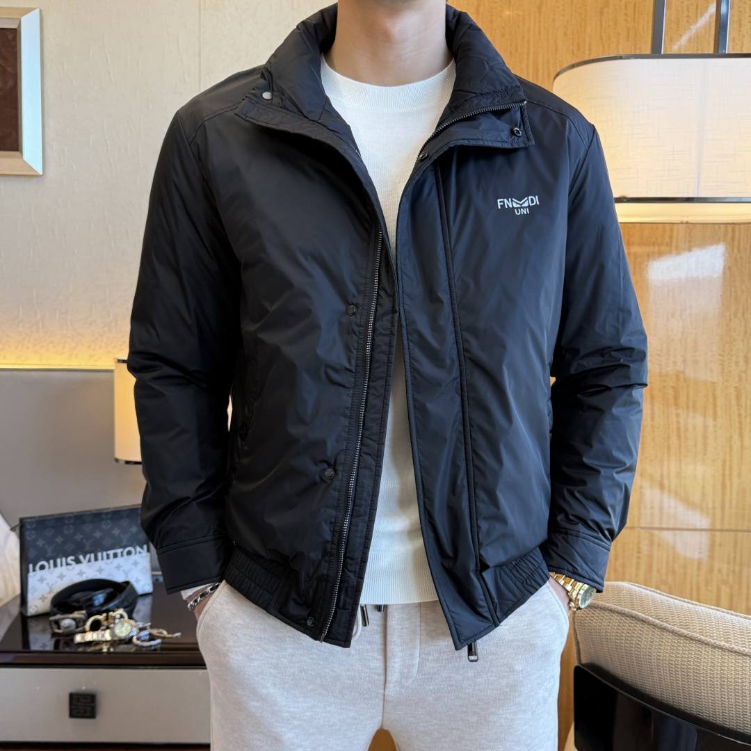 NO:625136,Fendi -  2025 new winter men's down jacket, high-quality design, is a must-have for any man, handsome and handsome. Heavy craftsmanship, 90 down filling, but the fashion stance remains firm, first-class texture, crisp and slim. Classic lapel down, mature and stable style, fine texture, good gloss, and very clear texture, simple and elegant style, strong fashion, version leading the current trend, the upper body effect is very good, the fabric is novel and soft to the touch  Fearless and changeable, blooming in comfort and uniqueness. Calmly and confidently walk the way of urban men's spring clothing. Multi-touch fabric selection, showing the eclectic charm. The upper body will not have any wrinkles, the fit is excellent, the upper body is stylish and handsome, the customized accessories are iconic, and the details determine success or failure. Colors and colors, sizes 48 - 56, can be worn up to 190 pounds.,, fendi, jackets & coats, down jacket, alexander wang19860909芬迪 - 2025年冬季新款男士羽绒服外套,高品质设计,是任何男人都必备的王牌好货,帅气爆表.重工艺直冲工艺,90绒填充,但时尚立场坚挺如故,质感一流,挺括修身.经典翻领的羽绒,成熟稳重风,质感细腻,光泽感佳,且纹理非常清晰,款式简洁大气,时尚度强、版型引领当前趋势,上身效果非常好,面料新颖,手感软 无畏多变,舒适与独特中绽放.从容、自信游走都市型男春装之道.多重触感的面料选择,彰显不拘一格的魅力上身不会有任何褶皱,版型极好,上身有型帅气,定制辅料带有标志性,细节决定成败.颜色图色 尺码48 - 56 最大可穿到190斤.,,fendi,jackets & coats,down jacket,alexander wang,Men's clothing