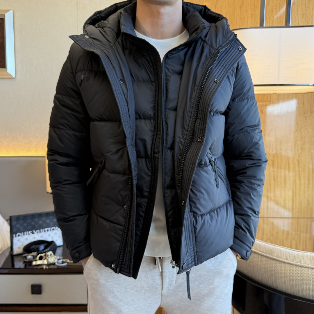 NO:654944,LP Nuoyou - 2025 new winter men's three-piece down jacket, one suit for three wears!  The vest is detachable and high-quality. It is a must-have for any man. It is very handsome. Heavy craftsmanship, 90 down filling, but the fashion stance remains firm, first-class texture, crisp and slim. The classic lapel down, mature and stable style, fine texture, good luster, and very clear texture, simple and elegant style, strong fashion, and the version leads the current trend. The upper body effect is very good, the fabric is novel, and it feels soft.  Fearless and changeable, blooming in comfort and uniqueness. Calmly and confidently walk the way of urban men's spring clothing. Multi-touch fabric selection, showing the eclectic charm. The upper body will not have any wrinkles, the shape is excellent, the upper body is stylish and handsome, the customized accessories are iconic, and the details determine success or failure. Color picture size 48 - 56 can be worn up to 190 pounds.,,loro piana,jackets & coats,down jacket,alexander wang19860909LP诺悠 - 2025年冬季新款男士三件套羽绒服外套,一衣三穿！马甲可拆缷高品质设计,是任何男人都必备的王牌好货,帅气爆表.重工艺直冲工艺,90绒填充,但时尚立场坚挺如故,质感一流,挺括修身.经典翻领的羽绒,成熟稳重风,质感细腻,光泽感佳,且纹理非常清晰,款式简洁大气,时尚度强、版型引领当前趋势,上身效果非常好,面料新颖,手感软 无畏多变,舒适与独特中绽放.从容、自信游走都市型男春装之道.多重触感的面料选择,彰显不拘一格的魅力上身不会有任何褶皱,版型极好,上身有型帅气,定制辅料带有标志性,细节决定成败.颜色图色 尺码48 - 56 最大可穿到190斤.,,loro piana,jackets & coats,down jacket,alexander wang,Men's clothing