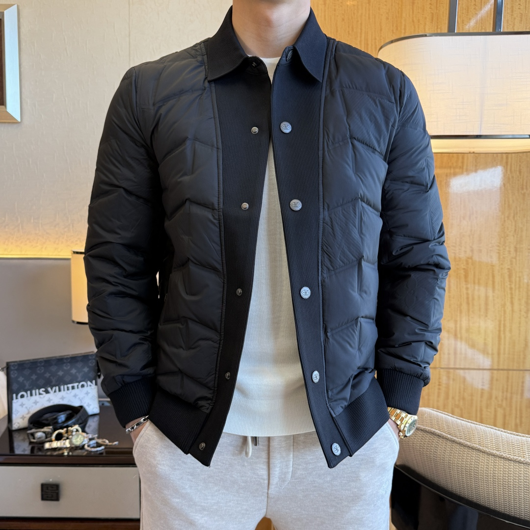 NO:654939,LV - 2025 new winter men's down jacket, high-quality design, a must-have for any man, handsome and handsome. Heavy craftsmanship, 90 down filling, but the fashion stance remains firm, first-class texture, crisp and slim. Classic lapel down, mature and stable style, fine texture, good gloss, and very clear texture, simple and elegant style, strong fashion, version leading the current trend, very good upper body effect, novel fabric, soft feel  Fearless and changeable, blooming in comfort and uniqueness. Calmly and confidently walk the way of urban men's spring clothing. Multi-touch fabric selection, showing the eclectic charm. The upper body will not have any wrinkles, the fit is excellent, the upper body is stylish and handsome, the customized accessories are iconic, and the details determine success or failure. Colors and colors, sizes 48 - 56, can be worn up to 190 pounds.,, louis vuitton, jackets & coats, jacket, alexander wangdown19860909LV - 2025年冬季新款男士羽绒服外套,高品质设计,是任何男人都必备的王牌好货,帅气爆表.重工艺直冲工艺,90绒填充,但时尚立场坚挺如故,质感一流,挺括修身.经典翻领的羽绒,成熟稳重风,质感细腻,光泽感佳,且纹理非常清晰,款式简洁大气,时尚度强、版型引领当前趋势,上身效果非常好,面料新颖,手感软 无畏多变,舒适与独特中绽放.从容、自信游走都市型男春装之道.多重触感的面料选择,彰显不拘一格的魅力上身不会有任何褶皱,版型极好,上身有型帅气,定制辅料带有标志性,细节决定成败.颜色图色 尺码48 - 56 最大可穿到190斤.,,louis vuitton,jackets & coats,down jacket,alexander wang,Men's clothing
