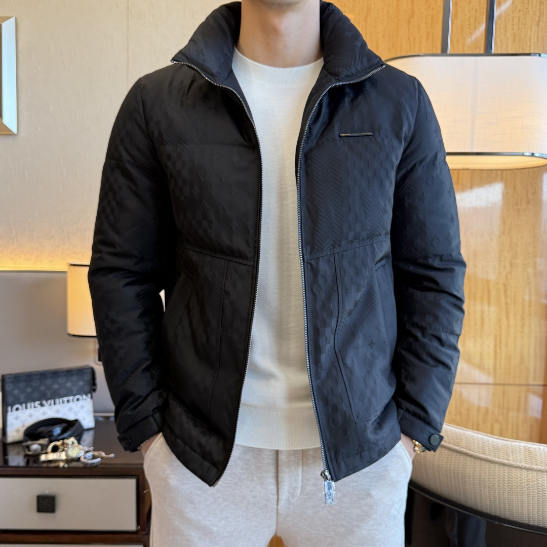 NO:683560,LV-  2025 winter hot-selling boutique down jacket, high-quality design, is a must-have for any man, handsome and handsome. Heavy craftsmanship, 90 down filling, but the fashion stance remains firm, first-class texture, crisp and slim. Classic lapel down, mature and stable style, fine texture, good gloss, and very clear texture, simple and elegant style, strong fashion, version leads the current trend, the upper body effect is very good, the fabric is novel and soft to the touch  Fearless and changeable, blooming in comfort and uniqueness. Calmly and confidently walk the way of urban men's spring clothing. Multi-touch fabric selection, showing the eclectic charm. The upper body will not have any wrinkles, the fit is excellent, the upper body is stylish and handsome, the customized accessories are iconic, and the details determine success or failure. Color, color, size M-3XL, can be worn up to 190 pounds.,, louis vuitton, jackets & coats, down jacket,19860909LV - 2025年冬季大爆款精品羽绒服外套,高品质设计,是任何男人都必备的王牌好货,帅气爆表.重工艺直冲工艺,90绒填充,但时尚立场坚挺如故,质感一流,挺括修身.经典翻领的羽绒,成熟稳重风,质感细腻,光泽感佳,且纹理非常清晰,款式简洁大气,时尚度强、版型引领当前趋势,上身效果非常好,面料新颖,手感软 无畏多变,舒适与独特中绽放.从容、自信游走都市型男春装之道.多重触感的面料选择,彰显不拘一格的魅力上身不会有任何褶皱,版型极好,上身有型帅气,定制辅料带有标志性,细节决定成败.颜色图色 尺码M-3XL 最大可穿到190斤.,,louis vuitton,jackets & coats,down jacket,,Men's clothing