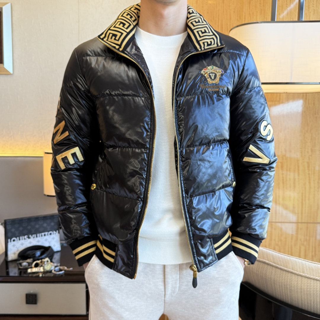 NO:625139,Versace -  2025 new winter down jacket, high-quality design, is a must-have for any man, handsome and handsome. Heavy craftsmanship, 90 down filling, but the fashion stance remains firm, first-class texture, crisp and slim. Classic lapel down, mature and stable style, fine texture, good gloss, and very clear texture, simple and elegant style, strong fashion, version leading the current trend, very good upper body effect, novel fabric, soft feel  Fearless and changeable, blooming in comfort and uniqueness. Calmly and confidently walk the way of urban sportsman's spring clothing. Multi-touch fabric selection, showing the eclectic charm. The upper body will not have any wrinkles, the fit is excellent, the upper body is stylish and handsome, the customized accessories are iconic, and the details determine success or failure. Color, color, size M-3XL, can be worn up to 190 pounds.,, versace, jackets & coats, down jacket, alexander wang19860909范思哲 - 2025年冬季新款羽绒服外套,高品质设计,是任何男人都必备的王牌好货,帅气爆表.重工艺直冲工艺,90绒填充,但时尚立场坚挺如故,质感一流,挺括修身.经典翻领的羽绒,成熟稳重风,质感细腻,光泽感佳,且纹理非常清晰,款式简洁大气,时尚度强、版型引领当前趋势,上身效果非常好,面料新颖,手感软 无畏多变,舒适与独特中绽放.从容、自信游走都市型男春装之道.多重触感的面料选择,彰显不拘一格的魅力上身不会有任何褶皱,版型极好,上身有型帅气,定制辅料带有标志性,细节决定成败.颜色图色 尺码M-3XL 最大可穿到190斤.,,versace,jackets & coats,down jacket,alexander wang,Men's clothing