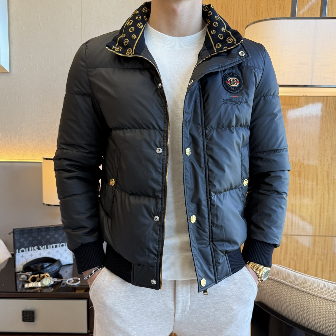 NO:625144,Gucci - 2025 new winter down jacket, high-quality design, a must-have for any man, handsome and handsome. Heavy craftsmanship, 90 down filling, but the fashion stance remains firm, first-class texture, crisp and slim. Classic lapel down, mature and stable style, fine texture, good gloss, and very clear texture, simple and elegant style, strong fashion, version leading the current trend, very good upper body effect, novel fabric, soft feel  Fearless and changeable, blooming in comfort and uniqueness. Calmly and confidently walk the way of urban sportsman's spring clothing. Multi-touch fabric selection, showing the eclectic charm. The upper body will not have any wrinkles, the fit is excellent, the upper body is stylish and handsome, the customized accessories are iconic, and the details determine success or failure. Color, color, size M-3XL, can be worn up to 190 pounds.,, jackets & coats, down jacket, alexander wang19860909古奇 - 2025年冬季新款羽绒服外套,高品质设计,是任何男人都必备的王牌好货,帅气爆表.重工艺直冲工艺,90绒填充,但时尚立场坚挺如故,质感一流,挺括修身.经典翻领的羽绒,成熟稳重风,质感细腻,光泽感佳,且纹理非常清晰,款式简洁大气,时尚度强、版型引领当前趋势,上身效果非常好,面料新颖,手感软 无畏多变,舒适与独特中绽放.从容、自信游走都市型男春装之道.多重触感的面料选择,彰显不拘一格的魅力上身不会有任何褶皱,版型极好,上身有型帅气,定制辅料带有标志性,细节决定成败.颜色图色 尺码M-3XL 最大可穿到190斤.,,jackets & coats,down jacket,alexander wang,Men's clothing