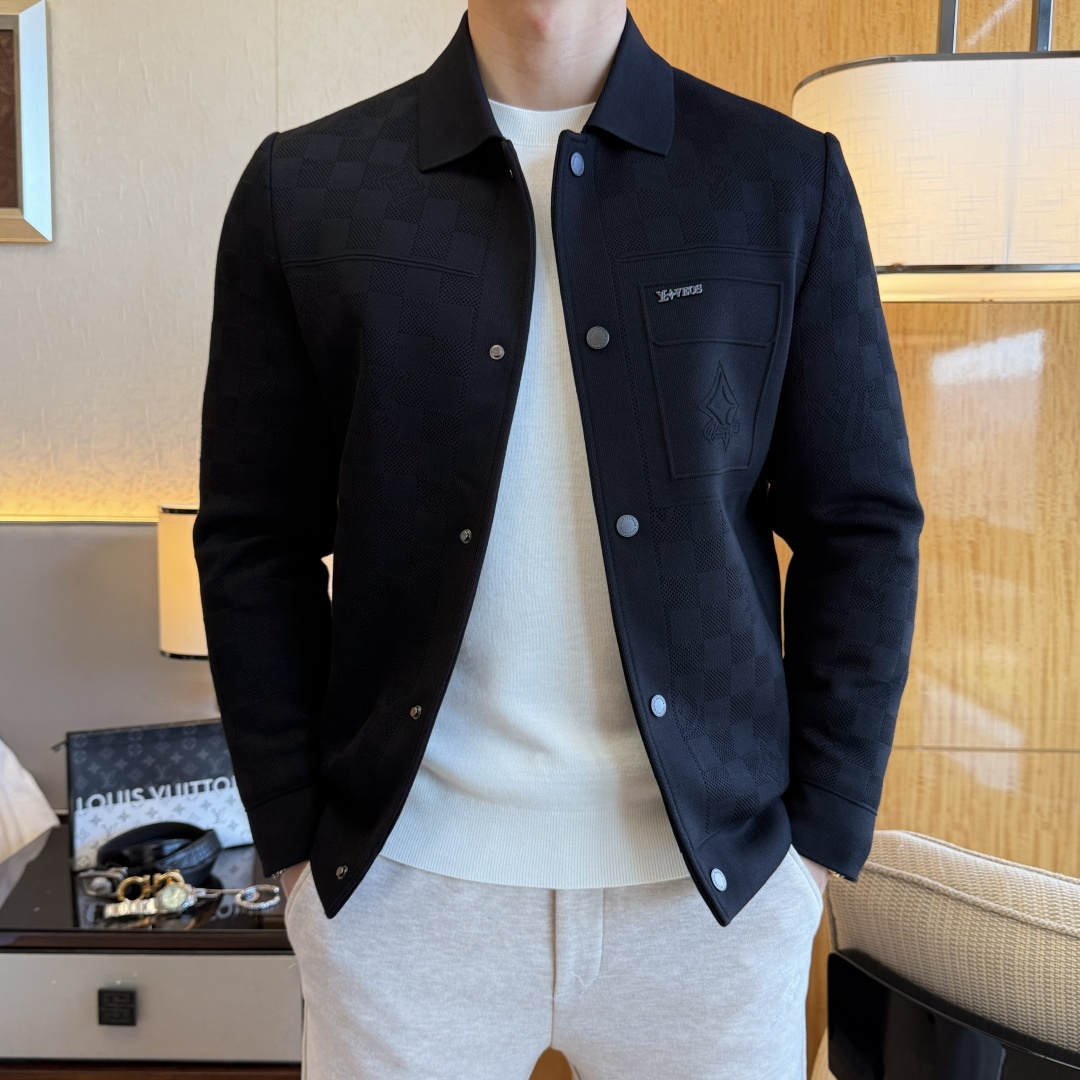 NO:625164,LV-  2025 new winter knitted down jacket, high-quality design, is a must-have for any man, handsome and handsome. Heavy craftsmanship, 90 down filling, but the fashion stance remains firm, first-class texture, crisp and slim. Classic lapel down, mature and stable style, fine texture, good gloss, and very clear texture, simple and elegant style, strong fashion, version leads the current trend, the upper body effect is very good, the fabric is novel and soft to the touch  Fearless and changeable, blooming in comfort and uniqueness. Calmly and confidently walk the way of urban men's spring clothing. Multi-touch fabric selection, showing the eclectic charm. The upper body will not have any wrinkles, the fit is excellent, the upper body is stylish and handsome, the customized accessories are iconic, and the details determine success or failure. Color, color, size M-3XL, can be worn up to 190 pounds.,, louis vuitton, jackets & coats, down jacket, alexander wang19860909LV - 2025年冬季新款针织羽绒服外套,高品质设计,是任何男人都必备的王牌好货,帅气爆表.重工艺直冲工艺,90绒填充,但时尚立场坚挺如故,质感一流,挺括修身.经典翻领的羽绒,成熟稳重风,质感细腻,光泽感佳,且纹理非常清晰,款式简洁大气,时尚度强、版型引领当前趋势,上身效果非常好,面料新颖,手感软 无畏多变,舒适与独特中绽放.从容、自信游走都市型男春装之道.多重触感的面料选择,彰显不拘一格的魅力上身不会有任何褶皱,版型极好,上身有型帅气,定制辅料带有标志性,细节决定成败.颜色图色 尺码M-3XL 最大可穿到190斤.,,louis vuitton,jackets & coats,down jacket,alexander wang,Men's clothing