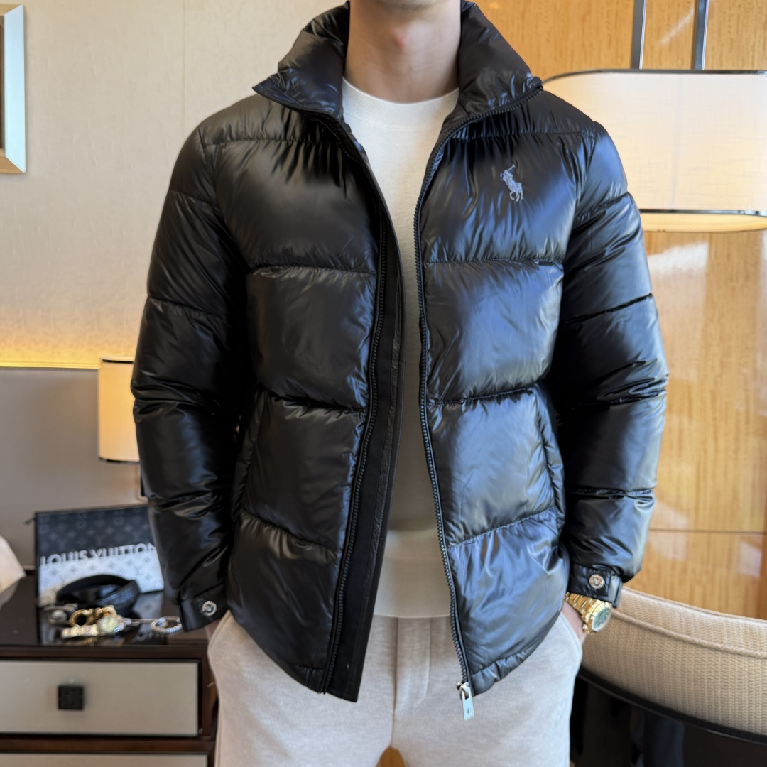 NO:683516,Paul-  2025 winter hot-selling boutique down jacket, high-quality design, is a must-have for any man, handsome and handsome. Heavy craftsmanship, 90 down filling, but the fashion stance remains firm, first-class texture, crisp and slim. Classic lapel down, mature and stable style, fine texture, good gloss, and very clear texture, simple and elegant style, strong fashion, version leads the current trend, the upper body effect is very good, the fabric is novel and soft to the touch  Fearless and changeable, blooming in comfort and uniqueness. Calmly and confidently walk the way of urban sportsman's spring clothing. Multi-touch fabric selection, showing the eclectic charm. The upper body will not have any wrinkles, the fit is excellent, the upper body is stylish and handsome, the customized accessories are iconic, and the details determine success or failure. Color, color, size M-3XL, can be worn up to 190 pounds.,,jackets & coats, down jacket,19860909保罗- 2025年冬季大爆款精品羽绒服外套,高品质设计,是任何男人都必备的王牌好货,帅气爆表.重工艺直冲工艺,90绒填充,但时尚立场坚挺如故,质感一流,挺括修身.经典翻领的羽绒,成熟稳重风,质感细腻,光泽感佳,且纹理非常清晰,款式简洁大气,时尚度强、版型引领当前趋势,上身效果非常好,面料新颖,手感软 无畏多变,舒适与独特中绽放.从容、自信游走都市型男春装之道.多重触感的面料选择,彰显不拘一格的魅力上身不会有任何褶皱,版型极好,上身有型帅气,定制辅料带有标志性,细节决定成败.颜色图色 尺码M-3XL 最大可穿到190斤.,,jackets & coats,down jacket,,Men's clothing