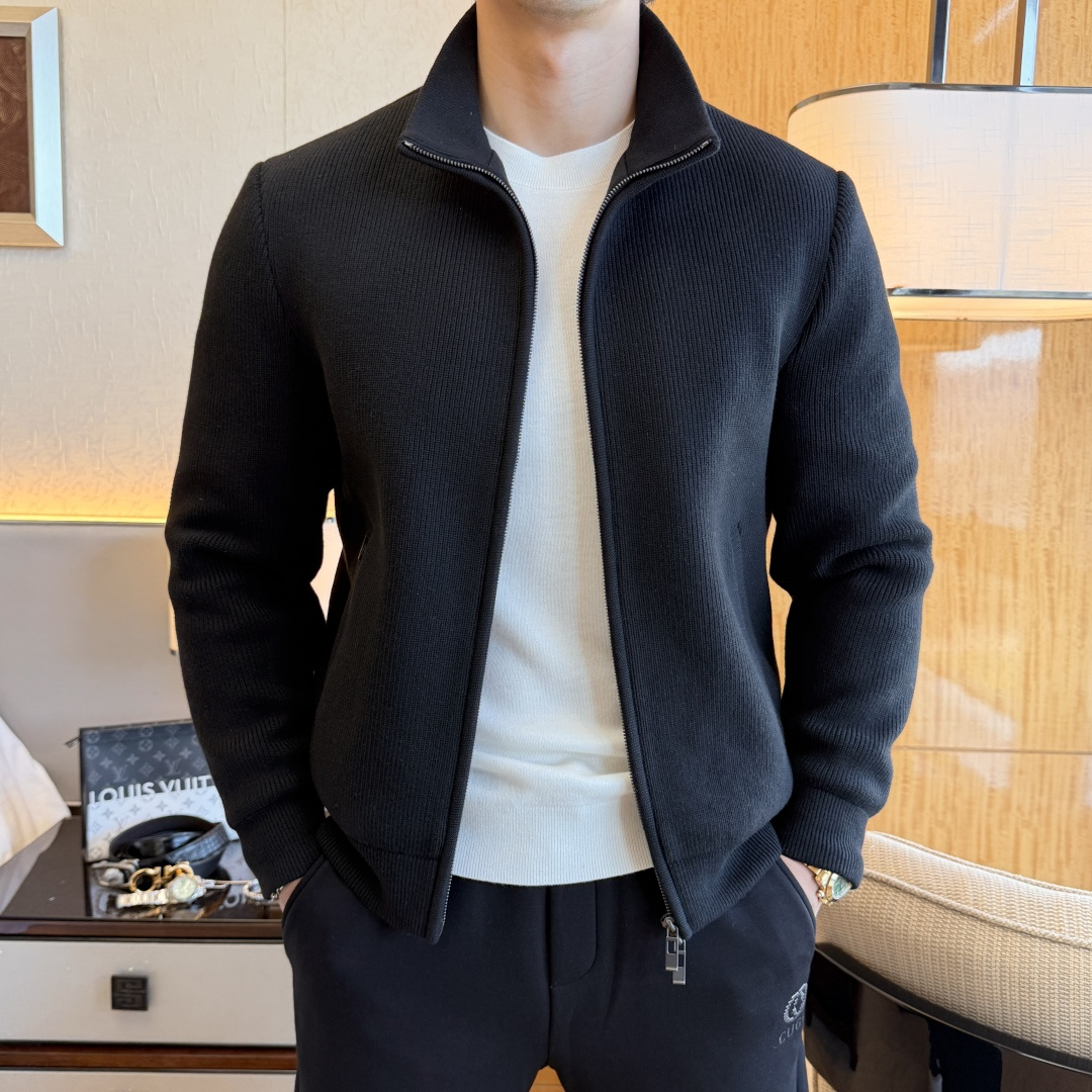 NO:654949,LP Noyo -  2025 new winter men's down jacket, high-quality design, is a must-have for any man, handsome and handsome. Heavy craftsmanship, 90 down filling, but the fashion stance remains firm, first-class texture, crisp and slim. Classic lapel down, mature and stable style, fine texture, good gloss, and very clear texture, simple and elegant style, strong fashion, version leading the current trend, the upper body effect is very good, the fabric is novel and soft to the touch  Fearless and changeable, blooming in comfort and uniqueness. Calmly and confidently walk the way of urban men's spring clothing. Multi-touch fabric selection, showing the eclectic charm. The upper body will not have any wrinkles, the shape is excellent, the upper body is stylish and handsome, the customized accessories are iconic, and the details determine success or failure. Color picture size 48 - 56 can be worn up to 190 pounds.,,loro piana,jackets & coats,down jacket,alexander wang19860909LP诺悠 - 2025年冬季新款男士羽绒服外套,高品质设计,是任何男人都必备的王牌好货,帅气爆表.重工艺直冲工艺,90绒填充,但时尚立场坚挺如故,质感一流,挺括修身.经典翻领的羽绒,成熟稳重风,质感细腻,光泽感佳,且纹理非常清晰,款式简洁大气,时尚度强、版型引领当前趋势,上身效果非常好,面料新颖,手感软 无畏多变,舒适与独特中绽放.从容、自信游走都市型男春装之道.多重触感的面料选择,彰显不拘一格的魅力上身不会有任何褶皱,版型极好,上身有型帅气,定制辅料带有标志性,细节决定成败.颜色图色 尺码48 - 56 最大可穿到190斤.,,loro piana,jackets & coats,down jacket,alexander wang,Men's clothing