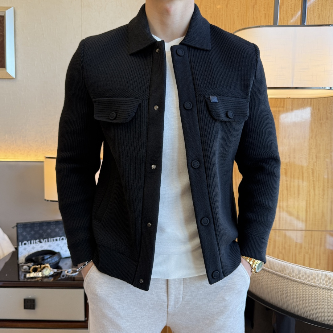 NO:625141,LP Nuoyou - 2025ss autumn and winter hot style boutique jacket, customized high-quality polyester fiber fabric!  Logo design with top fashion big-name elements, complete with three standards!  Original hardware accessories, smooth lines, exquisite craftsmanship, awesome upper body shape, comfortable fabrics, windproof and warm, it is very fashionable, handsome and a must-have for casual and fashionable men with any combination!  Sizes M-3XL can fit up to 190 pounds!  ,,loro piana,jackets & coats,jackets & coats,alexander wang19860909LP诺悠 - 2025ss秋冬大爆款精品夹克外套,定制高品质聚酯纤维面料！顶级时尚大牌元素logo设计,三标齐全！原版五金辅料,线条流畅,工艺精致,上身版型超赞,面料舒适,挡风保暖,随意搭配都非常时尚帅气休闲时尚男仕必备款哦！尺码M-3XL 最大可穿190斤！,,loro piana,jackets & coats,jackets & coats,alexander wang,Men's clothing