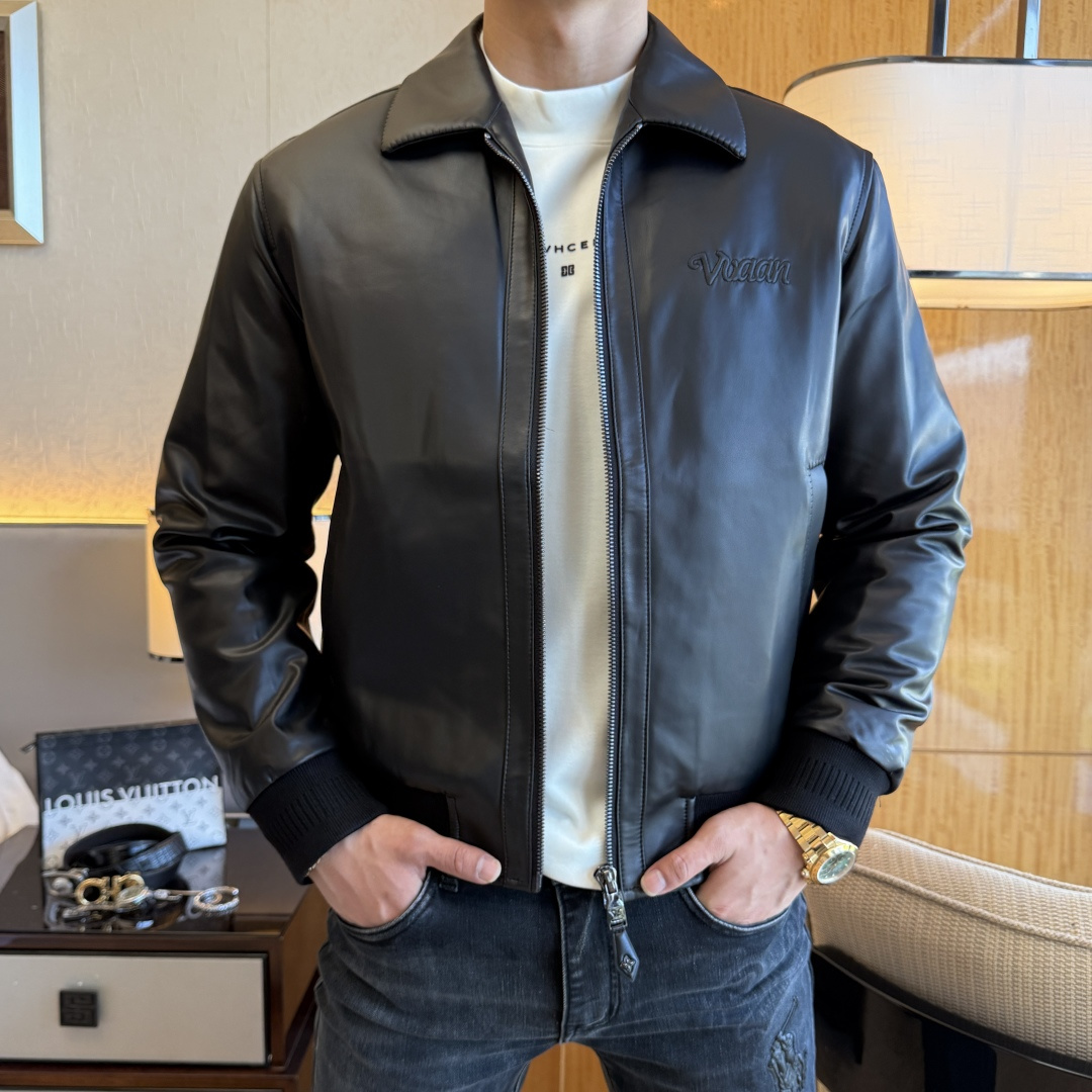 NO:683557,Goose down high version!  LV-  The 2025 winter hot-selling high-quality goose down down jacket leather jacket, high-quality design, is a must-have for any man, handsome and handsome. Heavy craftsmanship, 90% goose down filling, but the fashion stance remains firm and the texture is the same  Flow, crisp and slim fit. Classic lapel down, mature and stable style, fine texture, good gloss, and very clear texture. The style is simple and elegant, highly fashionable, and the version leads the current trend. The upper body effect is very good, the fabric is novel, and the hand feels soft.  Fearless and changeable, blooming in comfort and uniqueness. Calmly and confidently walk the way of urban sportsman's spring clothing. Multi-touch fabric selection, showing the eclectic charm. The upper body will not have any wrinkles, the fit is excellent, the upper body is stylish and handsome, the customized accessories are iconic, and the details determine success or failure. Color, color, size M-3XL, can be worn up to 190 pounds.,, louis vuitton, jackets & coats, leather jacket, down jacket,19860909鹅绒高版本！LV - 2025年冬季大爆款精品鹅绒羽绒服皮衣外套,高品质设计,是任何男人都必备的王牌好货,帅气爆表.重工艺直冲工艺,90鹅绒填充,但时尚立场坚挺如故,质感一流,挺括修身.经典翻领的羽绒,成熟稳重风,质感细腻,光泽感佳,且纹理非常清晰,款式简洁大气,时尚度强、版型引领当前趋势,上身效果非常好,面料新颖,手感软 无畏多变,舒适与独特中绽放.从容、自信游走都市型男春装之道.多重触感的面料选择,彰显不拘一格的魅力上身不会有任何褶皱,版型极好,上身有型帅气,定制辅料带有标志性,细节决定成败.颜色图色 尺码M-3XL 最大可穿到190斤.,,louis vuitton,jackets & coats,leather jacket,down jacket,,Men's clothing