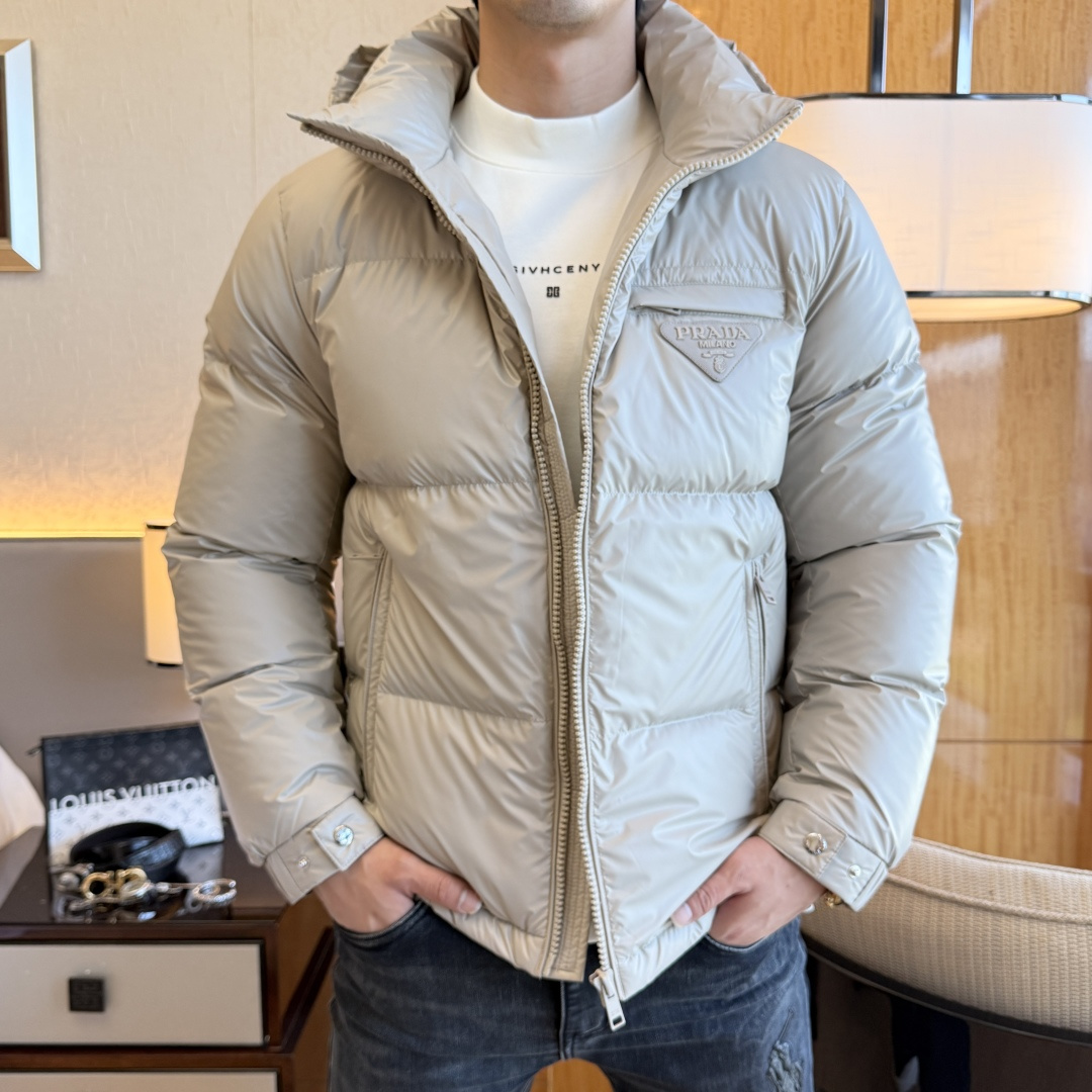NO:680749,Top version of goose down!  Prada - New goose down down jacket for winter. High-quality design. It is a must-have item for any man. It is very handsome. Heavy craftsmanship, 90% goose down filling, but the fashion stance remains firm, first-class texture, crisp and slim. Classic lapel down, mature and stable style, fine texture, good gloss, and very clear texture. The style is simple and elegant, fashionable, and the version leads the current trend. The upper body effect is very good, the fabric is novel, and it feels soft.  Fearless and changeable, blooming in comfort and uniqueness. Calmly and confidently walk the way of urban sportsman's spring clothing. Multi-touch fabric selection, showing the eclectic charm. The upper body will not have any wrinkles, the fit is excellent, the upper body is stylish and handsome, the customized accessories are iconic, and the details determine success or failure. Color, color, size M-3XL, can be worn up to 190 pounds.,, prada, jackets & coats, down jacket,19860909鹅绒顶级版本！普拉达 - 年冬季新款鹅绒羽绒服外套,高品质设计,是任何男人都必备的王牌好货,帅气爆表.重工艺直冲工艺,90鹅绒填充,但时尚立场坚挺如故,质感一流,挺括修身.经典翻领的羽绒,成熟稳重风,质感细腻,光泽感佳,且纹理非常清晰,款式简洁大气,时尚度强、版型引领当前趋势,上身效果非常好,面料新颖,手感软 无畏多变,舒适与独特中绽放.从容、自信游走都市型男春装之道.多重触感的面料选择,彰显不拘一格的魅力上身不会有任何褶皱,版型极好,上身有型帅气,定制辅料带有标志性,细节决定成败.颜色图色 尺码M-3XL 最大可穿到190斤.,,prada,jackets & coats,down jacket,,Men's clothing