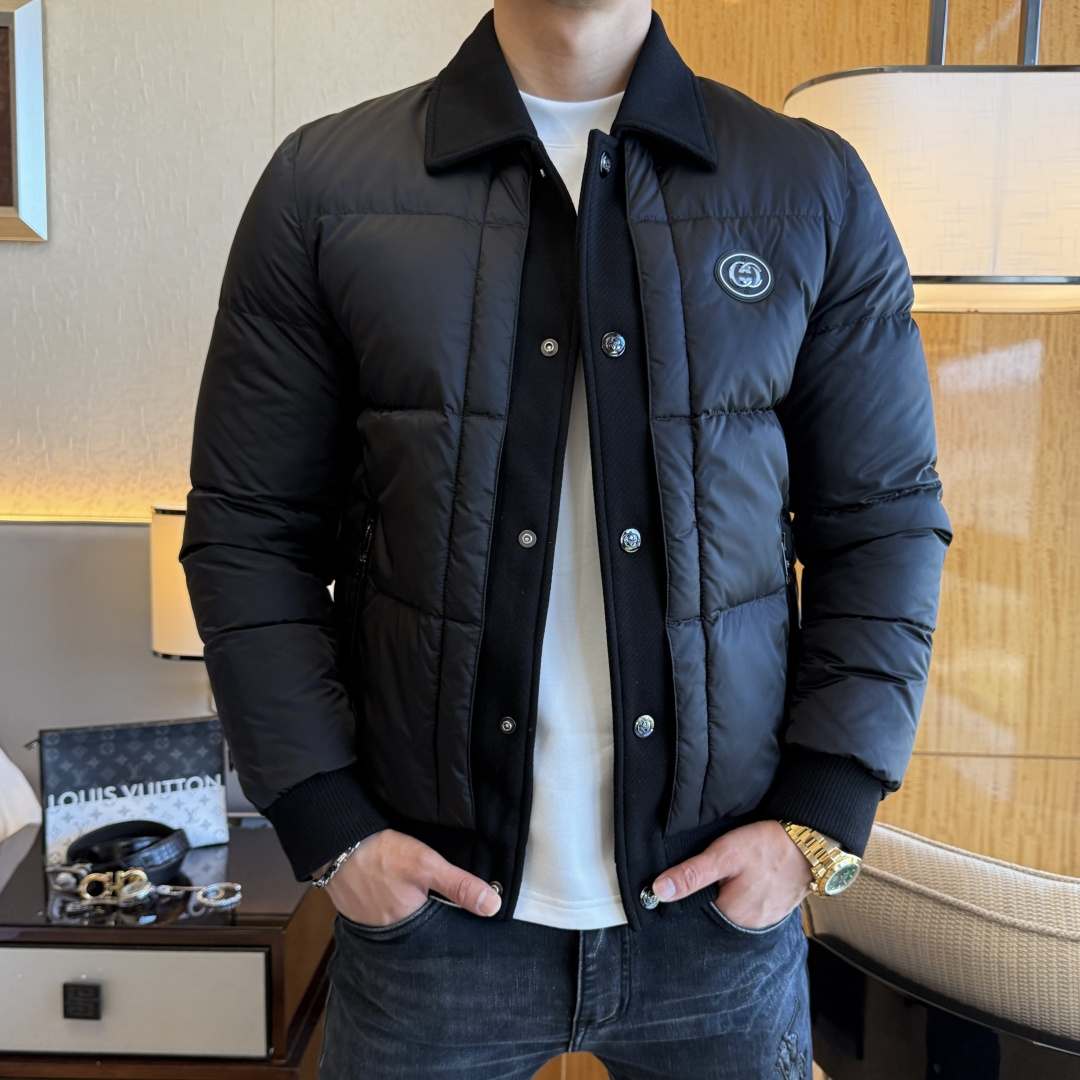 NO:628616,Gucci -  2025 winter hot-selling boutique down jacket, high-quality design, is a must-have for any man, handsome and handsome. Heavy craftsmanship, 90 down filling, but the fashion stance remains firm, first-class texture, crisp and slim. Classic lapel down, mature and stable style, fine texture, good gloss, and very clear texture, simple and elegant style, strong fashion, version leads the current trend, the upper body effect is very good, the fabric is novel and soft to the touch  Fearless and changeable, blooming in comfort and uniqueness. Calmly and confidently walk the way of urban sportsman's spring clothing. Multi-touch fabric selection, showing the eclectic charm. The upper body will not have any wrinkles, the fit is excellent, the upper body is stylish and handsome, the customized accessories are iconic, and the details determine success or failure. Color, color, size M-3XL, can be worn up to 190 pounds.,, jackets & coats, down jacket, alexander wang19860909古奇 - 2025年冬季大爆款精品羽绒服外套,高品质设计,是任何男人都必备的王牌好货,帅气爆表.重工艺直冲工艺,90绒填充,但时尚立场坚挺如故,质感一流,挺括修身.经典翻领的羽绒,成熟稳重风,质感细腻,光泽感佳,且纹理非常清晰,款式简洁大气,时尚度强、版型引领当前趋势,上身效果非常好,面料新颖,手感软 无畏多变,舒适与独特中绽放.从容、自信游走都市型男春装之道.多重触感的面料选择,彰显不拘一格的魅力上身不会有任何褶皱,版型极好,上身有型帅气,定制辅料带有标志性,细节决定成败.颜色图色 尺码M-3XL 最大可穿到190斤.,,jackets & coats,down jacket,alexander wang,Men's clothing