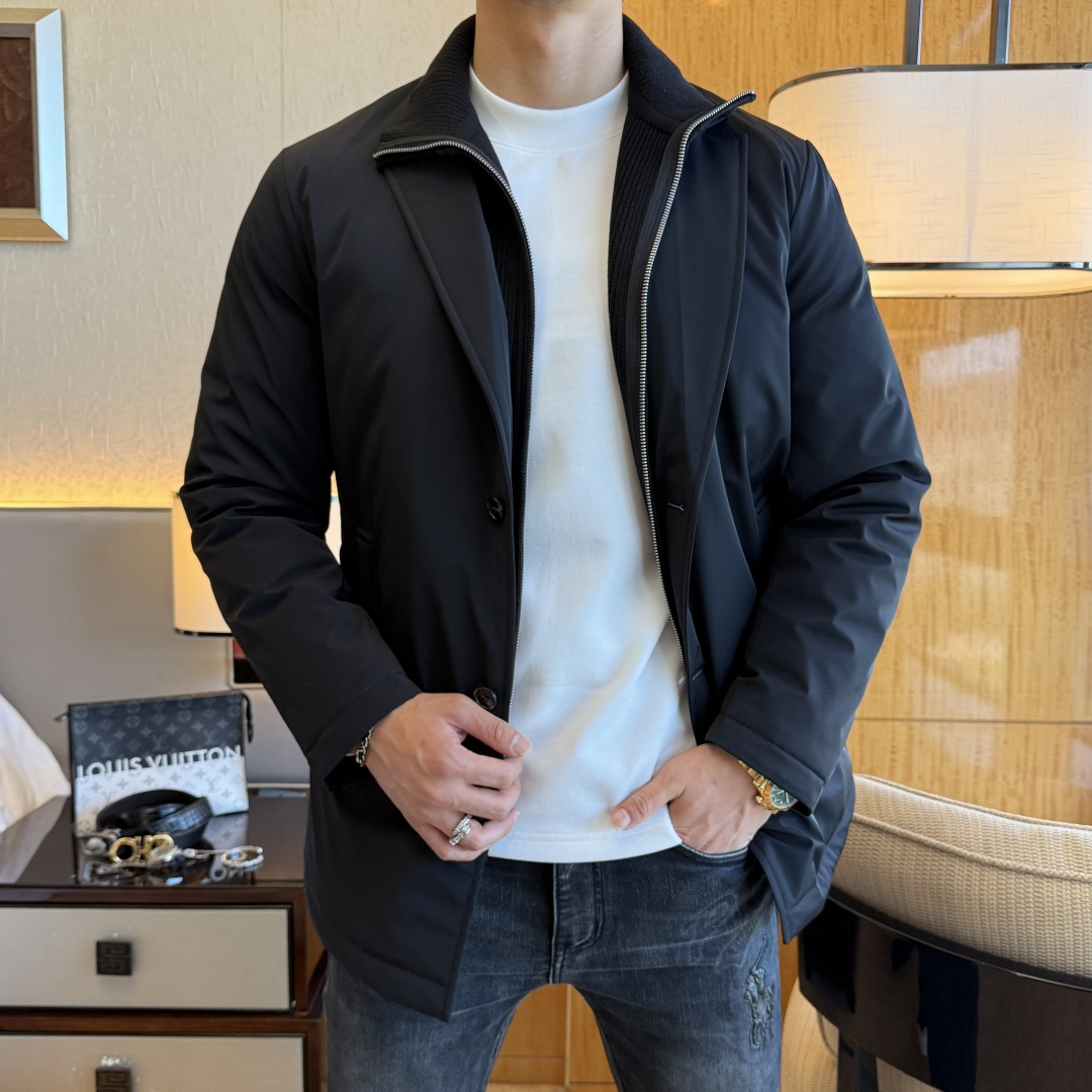 NO:628738,LP Noyo -  2025 winter hot-selling boutique fake two-piece down jacket, high-quality design, a must-have for any man, handsome and handsome. Heavy craftsmanship, 90 down filling, but the fashion stance remains strong, and the texture is first-class  , crisp and slim fit. Classic lapel down, mature and stable style, fine texture, good gloss, and very clear texture. The style is simple and elegant, highly fashionable, and the version leads the current trend. The upper body effect is very good, the fabric is novel, and the hand feels soft.  Fearless and changeable, blooming in comfort and uniqueness. Calmly and confidently walk the way of urban sportsman's spring clothing. Multi-touch fabric selection, showing the eclectic charm. The upper body will not have any wrinkles, the fit is excellent, the upper body is stylish and handsome, the customized accessories are iconic, and the details determine success or failure. Color picture size M-3XL can be worn up to 190 pounds.,,loro piana,jackets & coats,down jacket,alexander wang19860909LP诺悠 - 2025年冬季大爆款精品假俩件羽绒服外套,高品质设计,是任何男人都必备的王牌好货,帅气爆表.重工艺直冲工艺,90绒填充,但时尚立场坚挺如故,质感一流,挺括修身.经典翻领的羽绒,成熟稳重风,质感细腻,光泽感佳,且纹理非常清晰,款式简洁大气,时尚度强、版型引领当前趋势,上身效果非常好,面料新颖,手感软 无畏多变,舒适与独特中绽放.从容、自信游走都市型男春装之道.多重触感的面料选择,彰显不拘一格的魅力上身不会有任何褶皱,版型极好,上身有型帅气,定制辅料带有标志性,细节决定成败.颜色图色 尺码M-3XL 最大可穿到190斤.,,loro piana,jackets & coats,down jacket,alexander wang,Men's clothing