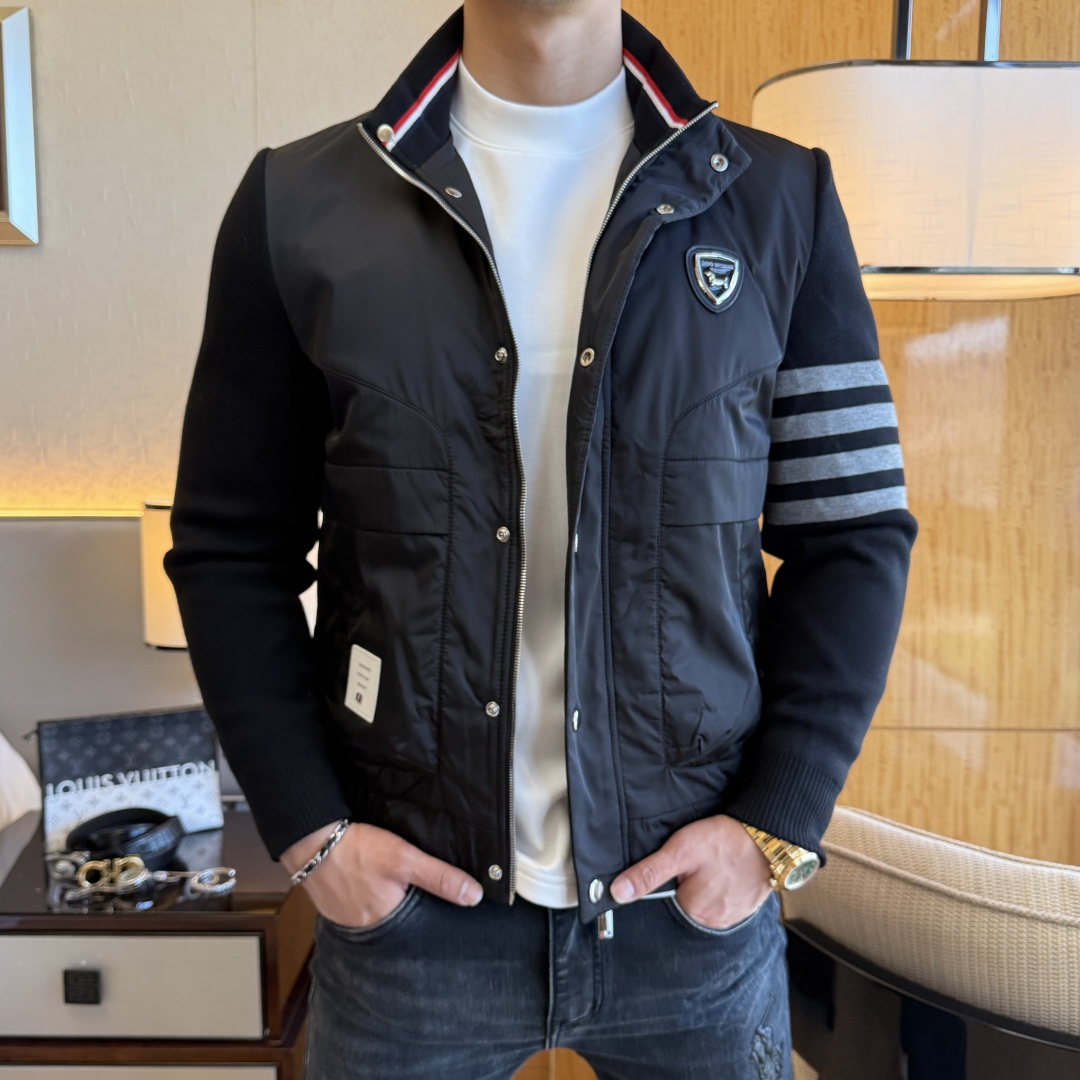 NO:628716,TB- 2025ss autumn and winter hot style high-quality spliced ​​jacket, customized high-quality polyester fiber fabric!  Logo design with top fashion big-name elements, complete with three standards!  Original hardware accessories, smooth lines, exquisite craftsmanship, awesome upper body shape, comfortable fabrics, windproof and warm, it is very fashionable, handsome and a must-have for casual and fashionable men with any combination!  Sizes M-3XL can fit up to 190 pounds!  ,,jackets & coats,jackets & coats,alexander wang19860909TB- 2025ss秋冬大爆款精品拼接夹克外套,定制高品质聚酯纤维面料！顶级时尚大牌元素logo设计,三标齐全！原版五金辅料,线条流畅,工艺精致,上身版型超赞,面料舒适,挡风保暖,随意搭配都非常时尚帅气休闲时尚男仕必备款哦！尺码M-3XL 最大可穿190斤！,,jackets & coats,jackets & coats,alexander wang,Men's clothing