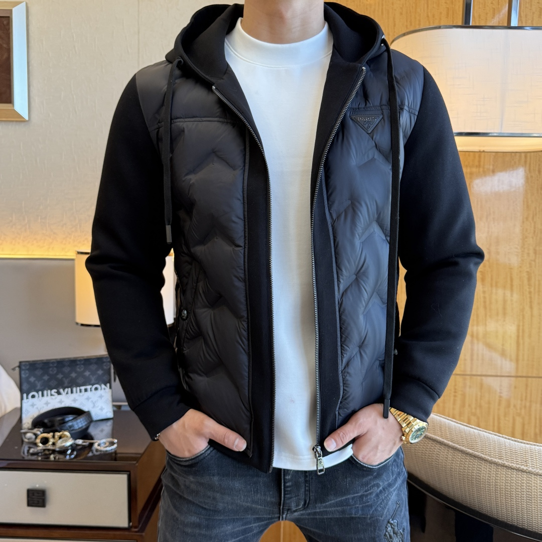 NO:628669,Prada-  2025 winter hot-selling boutique down jacket, high-quality design, is a must-have for any man, handsome and handsome. Heavy craftsmanship, 90 down filling, but the fashion stance remains firm, first-class texture, crisp and slim. Classic lapel down, mature and stable style, fine texture, good gloss, and very clear texture, simple and elegant style, strong fashion, version leads the current trend, the upper body effect is very good, the fabric is novel and soft to the touch  Fearless and changeable, blooming in comfort and uniqueness. Calmly and confidently walk the way of urban sportsman's spring clothing. Multi-touch fabric selection, showing the eclectic charm. The upper body will not have any wrinkles, the shape is excellent, the upper body is stylish and handsome, the customized accessories are iconic, and the details determine success or failure. Color picture size M-3XL can be worn up to 190 pounds.,, prada, jackets & coats, down jacket, alexander wang19860909普拉达- 2025年冬季大爆款精品羽绒服外套,高品质设计,是任何男人都必备的王牌好货,帅气爆表.重工艺直冲工艺,90绒填充,但时尚立场坚挺如故,质感一流,挺括修身.经典翻领的羽绒,成熟稳重风,质感细腻,光泽感佳,且纹理非常清晰,款式简洁大气,时尚度强、版型引领当前趋势,上身效果非常好,面料新颖,手感软 无畏多变,舒适与独特中绽放.从容、自信游走都市型男春装之道.多重触感的面料选择,彰显不拘一格的魅力上身不会有任何褶皱,版型极好,上身有型帅气,定制辅料带有标志性,细节决定成败.颜色图色 尺码M-3XL 最大可穿到190斤.,,prada,jackets & coats,down jacket,alexander wang,Men's clothing