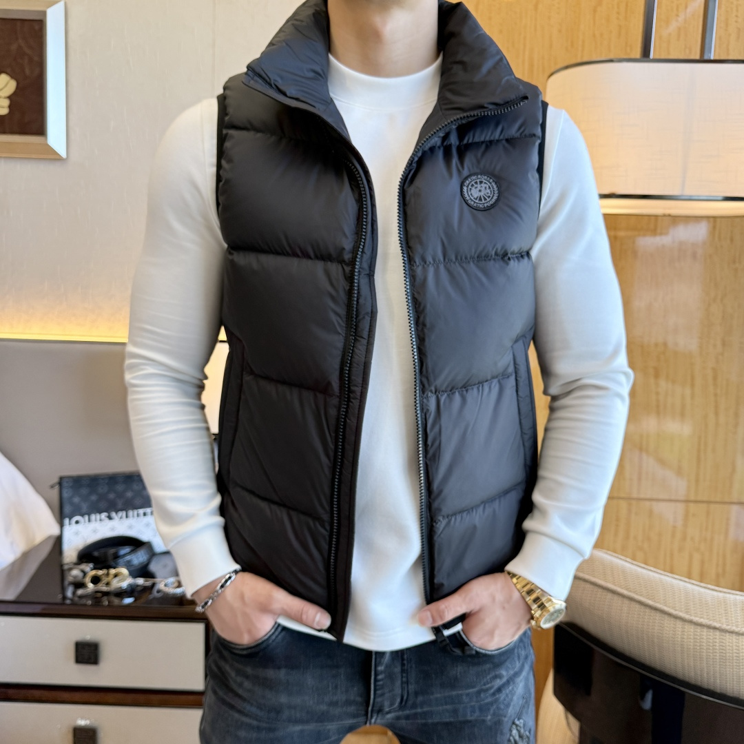 NO:628724,Canada Goose - 2025ss new autumn and winter products foreign trade company order Simple style fashionable down vest Imported original high-quality fiber blended fabric, filled with 90 white duck down inside!  The sag and gloss are definitely refreshing and make you look more youthful and energetic. The workmanship is neat and smooth. All the hardware accessories are supplied by customers and come with top-grade accessories. At first glance, they are high-end fabrics. These fabrics are all custom-woven and there is nothing picky about them on the outside. This kind of jacket is for regular wear and is very practical. Sizes M-3XL, jackets & coats, down jacket, alexander wang19860909加拿大鹅 - 2025ss秋冬新品外贸公司订单 简约风格时尚羽绒马甲 进口原版高品质纤维混纺面料,内里填充90白鸭绒！垂度和光泽绝对是提气,更显青春活力,车工走线整齐平整,所有五金附料都是客供带顶级配件 一看就是高档的面料 这种面料都是定织的 外面根本就没有 无任何有挑剔的地方 这样的一件外套属于常备常穿的,实用性很强.尺码M-3XL,,jackets & coats,down jacket,alexander wang,Men's clothing