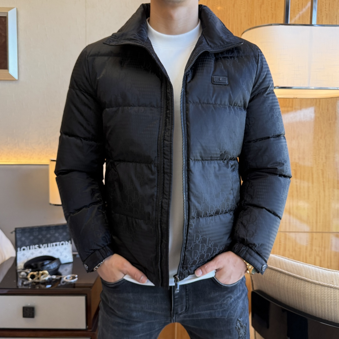 NO:628624,Dior -  2025 winter hot-selling boutique down jacket, high-quality design, is a must-have for any man, handsome and handsome. Heavy craftsmanship, 90 down filling, but the fashion stance remains firm, first-class texture, crisp and slim. Classic lapel down, mature and stable style, fine texture, good gloss, and very clear texture, simple and elegant style, strong fashion, version leads the current trend, the upper body effect is very good, the fabric is novel and soft to the touch  Fearless and changeable, blooming in comfort and uniqueness. Calmly and confidently walk the way of urban sportsman's spring clothing. Multi-touch fabric selection, showing the eclectic charm. The upper body will not have any wrinkles, the fit is excellent, the upper body is stylish and handsome, the customized accessories are iconic, and the details determine success or failure. Color, color, size M-3XL, can be worn up to 190 pounds.,, dior, jackets & coats, down jacket, alexander wang19860909迪奥 - 2025年冬季大爆款精品羽绒服外套,高品质设计,是任何男人都必备的王牌好货,帅气爆表.重工艺直冲工艺,90绒填充,但时尚立场坚挺如故,质感一流,挺括修身.经典翻领的羽绒,成熟稳重风,质感细腻,光泽感佳,且纹理非常清晰,款式简洁大气,时尚度强、版型引领当前趋势,上身效果非常好,面料新颖,手感软 无畏多变,舒适与独特中绽放.从容、自信游走都市型男春装之道.多重触感的面料选择,彰显不拘一格的魅力上身不会有任何褶皱,版型极好,上身有型帅气,定制辅料带有标志性,细节决定成败.颜色图色 尺码M-3XL 最大可穿到190斤.,,dior,jackets & coats,down jacket,alexander wang,Men's clothing