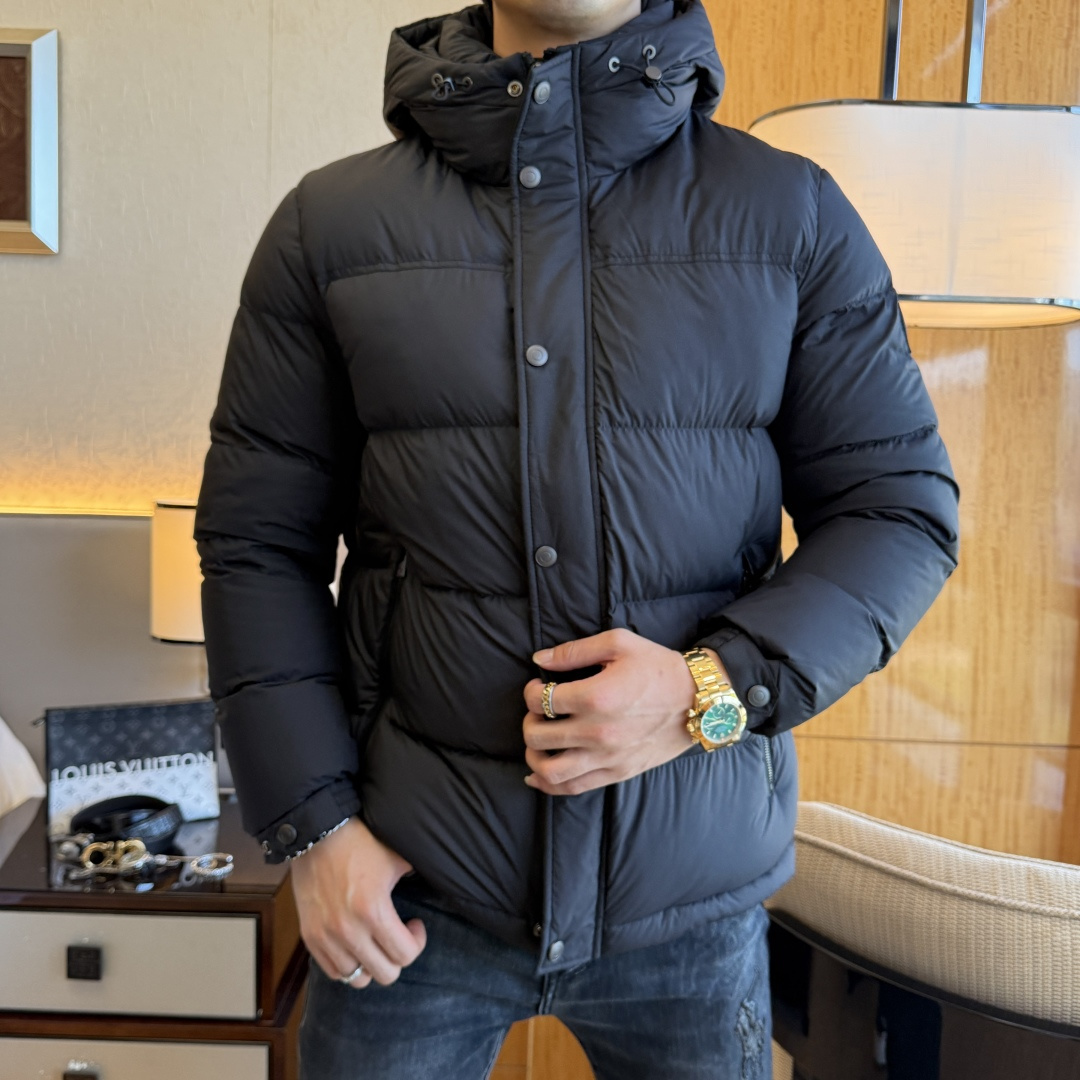 NO:654933,Genia -  2025 new winter men's down jacket, high-quality design, is a must-have for any man, handsome and handsome. Heavy craftsmanship, 90 down filling, but the fashion stance remains firm, first-class texture, crisp and slim. Classic lapel down, mature and stable style, fine texture, good gloss, and very clear texture, simple and elegant style, strong fashion, version leading the current trend, the upper body effect is very good, the fabric is novel and soft to the touch  Fearless and changeable, blooming in comfort and uniqueness. Calmly and confidently walk the way of urban men's spring clothing. Multi-touch fabric selection, showing the eclectic charm. The upper body will not have any wrinkles, the fit is excellent, the upper body is stylish and handsome, the customized accessories are iconic, and the details determine success or failure. Colors and colors, sizes 48 - 56, can be worn up to 190 pounds.,,zegna,jackets & coats,down jacket,alexander wang19860909杰尼娅 - 2025年冬季新款男士羽绒服外套,高品质设计,是任何男人都必备的王牌好货,帅气爆表.重工艺直冲工艺,90绒填充,但时尚立场坚挺如故,质感一流,挺括修身.经典翻领的羽绒,成熟稳重风,质感细腻,光泽感佳,且纹理非常清晰,款式简洁大气,时尚度强、版型引领当前趋势,上身效果非常好,面料新颖,手感软 无畏多变,舒适与独特中绽放.从容、自信游走都市型男春装之道.多重触感的面料选择,彰显不拘一格的魅力上身不会有任何褶皱,版型极好,上身有型帅气,定制辅料带有标志性,细节决定成败.颜色图色 尺码48 - 56 最大可穿到190斤.,,zegna,jackets & coats,down jacket,alexander wang,Men's clothing