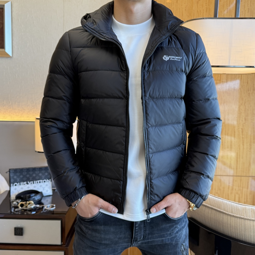 NO:628632,LP Noyo -  2025 winter hot-selling boutique down jacket, high-quality design, is a must-have for any man, handsome and handsome. Heavy craftsmanship, 90 down filling, but the fashion stance remains firm, first-class texture, crisp and slim. Classic lapel down, mature and stable style, fine texture, good gloss, and very clear texture, simple and elegant style, strong fashion, version leads the current trend, the upper body effect is very good, the fabric is novel and soft to the touch  Fearless and changeable, blooming in comfort and uniqueness. Calmly and confidently walk the way of urban sportsman's spring clothing. Multi-touch fabric selection, showing the eclectic charm. The upper body will not have any wrinkles, the fit is excellent, the upper body is stylish and handsome, the customized accessories are iconic, and the details determine success or failure. Color picture size M-3XL can be worn up to 190 pounds.,,loro piana,jackets & coats,down jacket,alexander wang19860909LP诺悠 - 2025年冬季大爆款精品羽绒服外套,高品质设计,是任何男人都必备的王牌好货,帅气爆表.重工艺直冲工艺,90绒填充,但时尚立场坚挺如故,质感一流,挺括修身.经典翻领的羽绒,成熟稳重风,质感细腻,光泽感佳,且纹理非常清晰,款式简洁大气,时尚度强、版型引领当前趋势,上身效果非常好,面料新颖,手感软 无畏多变,舒适与独特中绽放.从容、自信游走都市型男春装之道.多重触感的面料选择,彰显不拘一格的魅力上身不会有任何褶皱,版型极好,上身有型帅气,定制辅料带有标志性,细节决定成败.颜色图色 尺码M-3XL 最大可穿到190斤.,,loro piana,jackets & coats,down jacket,alexander wang,Men's clothing