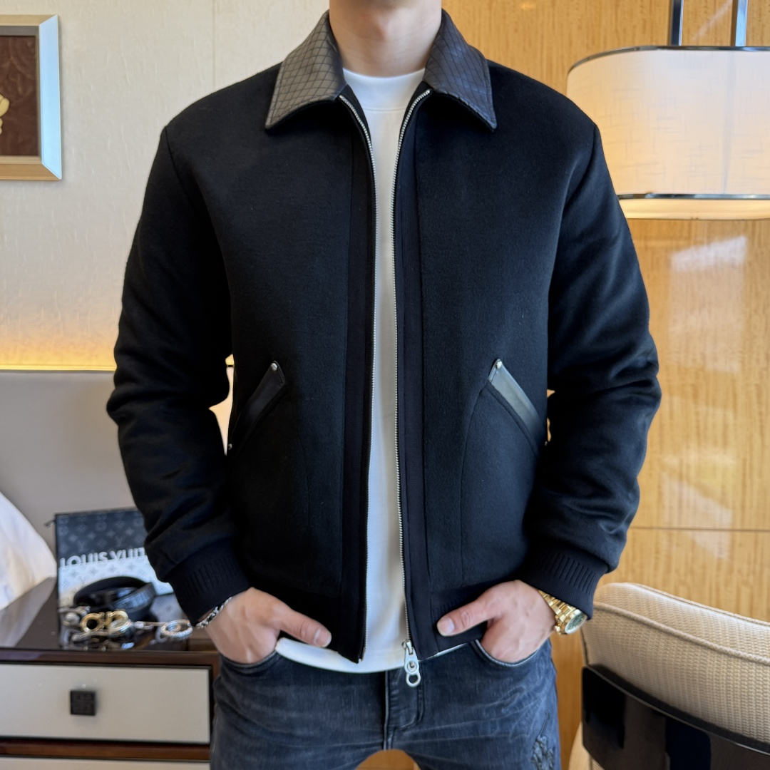 NO:628648,Goose down version!  LP Noyo -  The 2025 winter hot-selling boutique wool and leather goose down down jacket has high-quality design and is a must-have for any man. It is very handsome. Heavy craftsmanship, straight punching process, 90% goose down filling, but the fashion stance remains firm and the texture is  First-class, crisp and slim fit. Classic lapel down, mature and stable style, fine texture, good gloss, and very clear texture. The style is simple and elegant, highly fashionable, and the version leads the current trend. The upper body effect is very good, the fabric is novel, and the hand feels soft.  Fearless and changeable, blooming in comfort and uniqueness. Calmly and confidently walk the way of urban sportsman's spring clothing. Multi-touch fabric selection, showing the eclectic charm. The upper body will not have any wrinkles, the fit is excellent, the upper body is stylish and handsome, the customized accessories are iconic, and the details determine success or failure. Color picture size M-3XL can be worn up to 190 pounds.,,loro piana,jackets & coats,down jacket,alexander wang19860909鹅绒版本！LP诺悠 - 2025年冬季大爆款精品羊毛拼皮鹅绒羽绒服外套,高品质设计,是任何男人都必备的王牌好货,帅气爆表.重工艺直冲工艺,90鹅绒填充,但时尚立场坚挺如故,质感一流,挺括修身.经典翻领的羽绒,成熟稳重风,质感细腻,光泽感佳,且纹理非常清晰,款式简洁大气,时尚度强、版型引领当前趋势,上身效果非常好,面料新颖,手感软 无畏多变,舒适与独特中绽放.从容、自信游走都市型男春装之道.多重触感的面料选择,彰显不拘一格的魅力上身不会有任何褶皱,版型极好,上身有型帅气,定制辅料带有标志性,细节决定成败.颜色图色 尺码M-3XL 最大可穿到190斤.,,loro piana,jackets & coats,down jacket,alexander wang,Men's clothing