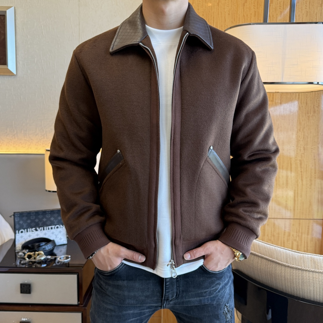 NO:686056,Goose down version!  LP Noyo -  The 2025 winter hot-selling boutique wool and leather goose down down jacket has high-quality design and is a must-have for any man. It is very handsome. Heavy craftsmanship, straight punching process, 90% goose down filling, but the fashion stance remains firm and the texture is  First-class, crisp and slim fit. Classic lapel down, mature and stable style, fine texture, good gloss, and very clear texture. The style is simple and elegant, highly fashionable, and the version leads the current trend. The upper body effect is very good, the fabric is novel, and the hand feels soft.  Fearless and changeable, blooming in comfort and uniqueness. Calmly and confidently walk the way of urban sportsman's spring clothing. Multi-touch fabric selection, showing the eclectic charm. The upper body will not have any wrinkles, the fit is excellent, the upper body is stylish and handsome, the customized accessories are iconic, and the details determine success or failure. Color, color, size M-3XL, can be worn up to 190 pounds.,,loro piana,jackets & coats,down jacket,19860909鹅绒版本！LP诺悠 - 2025年冬季大爆款精品羊毛拼皮鹅绒羽绒服外套,高品质设计,是任何男人都必备的王牌好货,帅气爆表.重工艺直冲工艺,90鹅绒填充,但时尚立场坚挺如故,质感一流,挺括修身.经典翻领的羽绒,成熟稳重风,质感细腻,光泽感佳,且纹理非常清晰,款式简洁大气,时尚度强、版型引领当前趋势,上身效果非常好,面料新颖,手感软 无畏多变,舒适与独特中绽放.从容、自信游走都市型男春装之道.多重触感的面料选择,彰显不拘一格的魅力上身不会有任何褶皱,版型极好,上身有型帅气,定制辅料带有标志性,细节决定成败.颜色图色 尺码M-3XL 最大可穿到190斤.,,loro piana,jackets & coats,down jacket,,Men's clothing