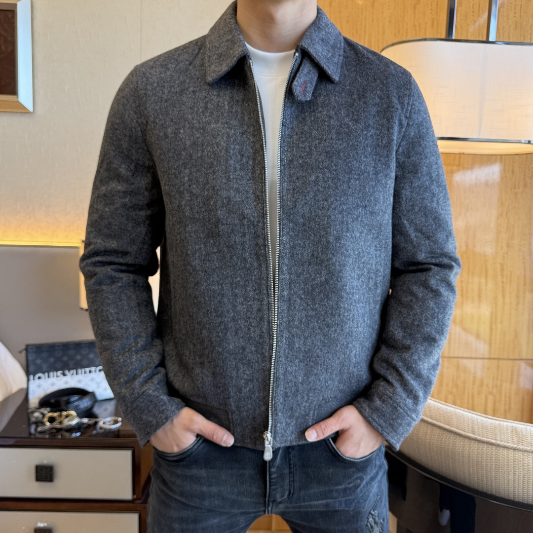 NO:628676,Bc- 2025ss autumn and winter hot model business casual wool jacket, customized high-quality polyester fiber fabric!  Logo design with top fashion big-name elements, complete with three standards!  Original hardware accessories, smooth lines, exquisite craftsmanship, awesome upper body shape, comfortable fabrics, windproof and warm, it is very fashionable, handsome and a must-have for casual and fashionable men with any combination!  Sizes M-3XL can fit up to 190 pounds!  ,,jackets & coats,jackets & coats,alexander wang19860909Bc- 2025ss秋冬大爆款精品商务休闲羊毛夹克外套,定制高品质聚酯纤维面料！顶级时尚大牌元素logo设计,三标齐全！原版五金辅料,线条流畅,工艺精致,上身版型超赞,面料舒适,挡风保暖,随意搭配都非常时尚帅气休闲时尚男仕必备款哦！尺码M-3XL 最大可穿190斤！,,jackets & coats,jackets & coats,alexander wang,Men's clothing