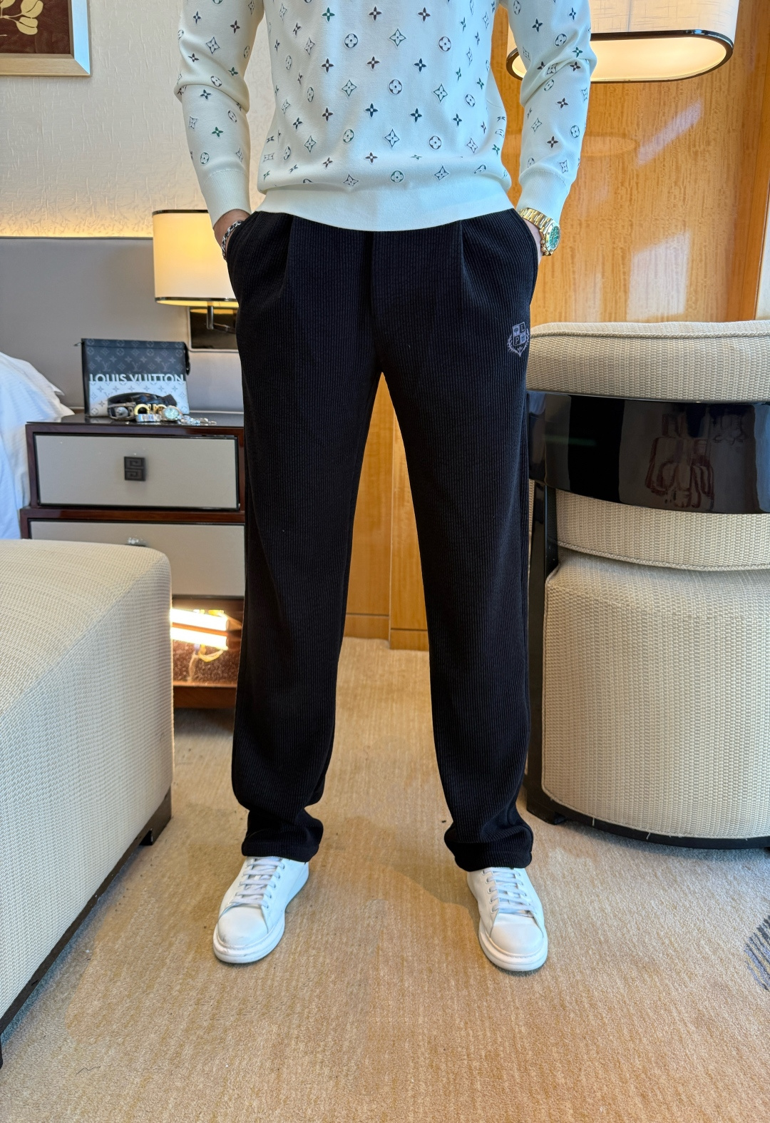 NO:657398,LP Noyo - 2025ss autumn and winter hot-selling corduroy casual pants, a must-have versatile style this season, the upper body is very outstanding, super versatile style, 1:1 replica of the original version, complete with three standards!  The counter is designed with the latest fashion elements, imported custom-woven high-quality European cotton fabrics, with super good styles, a must-have for casual fashion!  Highly recommended size 28-39, loro piana, alexander wang19860909LP诺悠 - 2025ss秋冬专柜同步爆款灯芯绒休闲裤,本季必入百搭款式,上身极为出挑,超级百搭款 ,原版1:1复刻,三标齐全！专柜最新时尚元素设计,进口定织高品质欧棉面料,版型超好,休闲时尚必备！强烈推荐款 尺码 28-39,,loro piana,alexander wang,Men's clothing