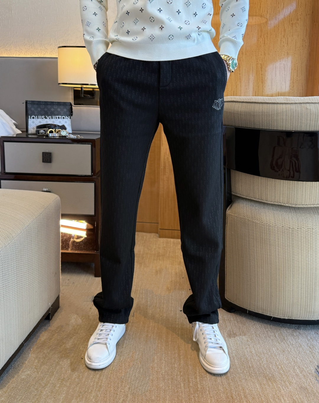 NO:654947,Dior - 2025ss autumn and winter counters simultaneously popular thick velvet casual pants, a must-have versatile style this season, the upper body is extremely outstanding, super versatile style, 1:1 replica of the original version, complete with three labels!  The counter is designed with the latest fashion elements, imported custom-woven high-quality European cotton fabrics, with super good styles, a must-have for casual fashion!  Highly recommended, size 28-39, dior, alexander wang19860909迪奥 - 2025ss秋冬专柜同步爆款厚款加绒休闲裤,本季必入百搭款式,上身极为出挑,超级百搭款 ,原版1:1复刻,三标齐全！专柜最新时尚元素设计,进口定织高品质欧棉面料,版型超好,休闲时尚必备！强烈推荐款 尺码 28-39,,dior,alexander wang,Men's clothing