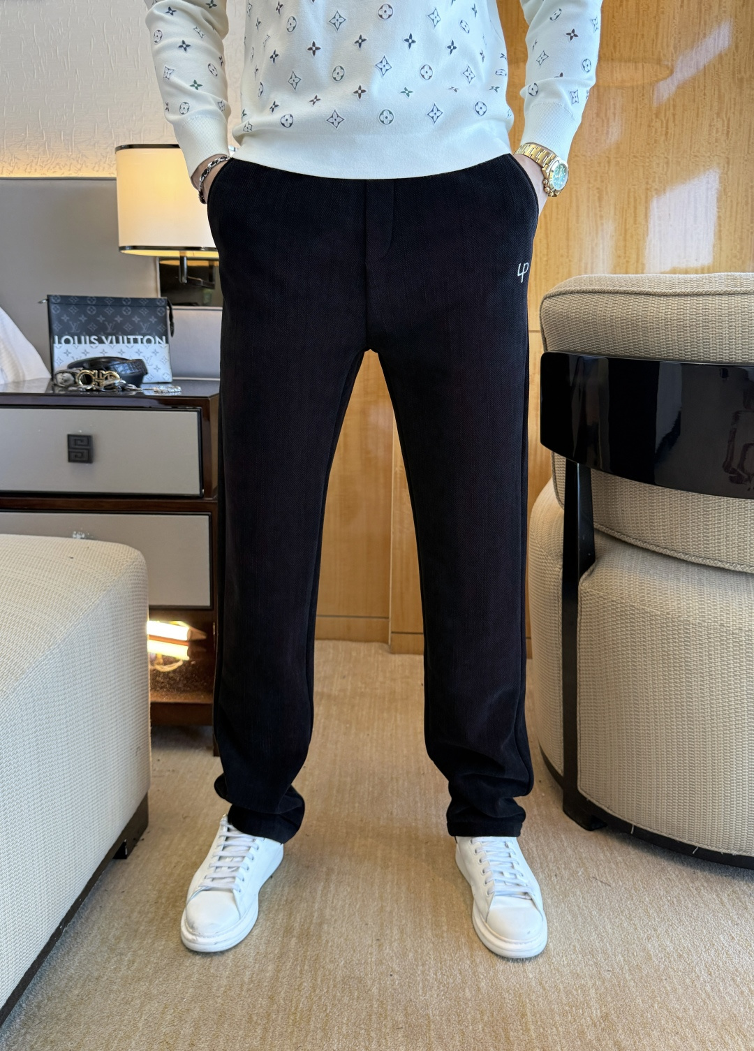 NO:654932,LP Noyo - 2025ss autumn and winter counters simultaneously popular thick velvet casual pants, a must-have versatile style this season, the upper body is extremely outstanding, super versatile style, 1:1 replica of the original version, complete with three labels!  The counter is designed with the latest fashion elements, imported custom-woven high-quality European cotton fabrics, with super good styles, a must-have for casual fashion!  Highly recommended size 28-39, loro piana, alexander wang19860909LP诺悠 - 2025ss秋冬专柜同步爆款厚款加绒休闲裤,本季必入百搭款式,上身极为出挑,超级百搭款 ,原版1:1复刻,三标齐全！专柜最新时尚元素设计,进口定织高品质欧棉面料,版型超好,休闲时尚必备！强烈推荐款 尺码 28-39,,loro piana,alexander wang,Men's clothing