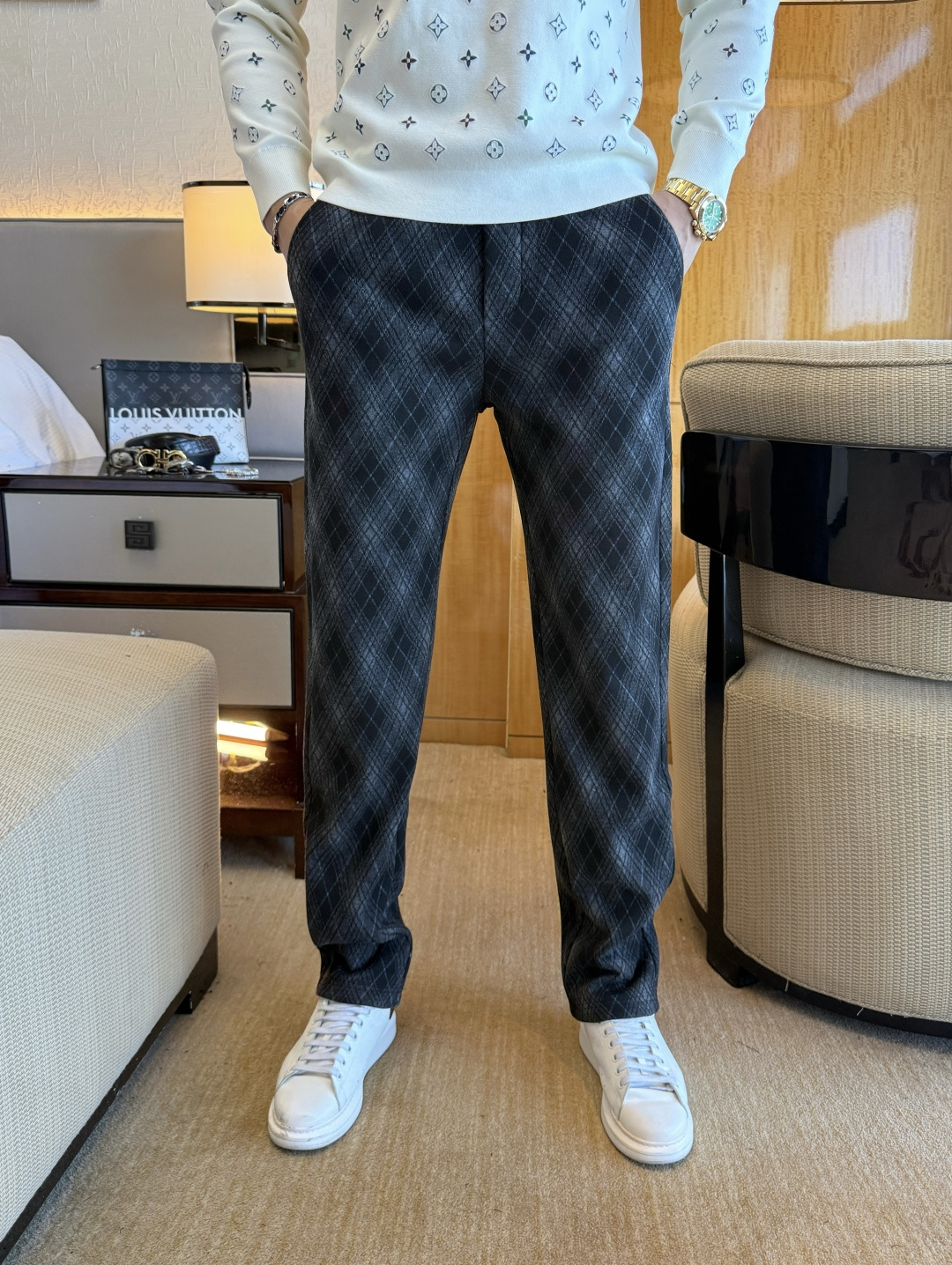 NO:654904,Burberry - 2025ss Autumn and Winter counters simultaneously hot-selling thick velvet casual pants. This season's must-have versatile style, the upper body is extremely outstanding, super versatile style, 1:1 replica of the original version, complete with three labels!  The counter is designed with the latest fashion elements, imported custom-woven high-quality European cotton fabrics, with super good styles, a must-have for casual fashion!  Highly recommended size 28-39, burberry, alexander wang19860909巴宝莉 - 2025ss秋冬专柜同步爆款厚款加绒休闲裤,本季必入百搭款式,上身极为出挑,超级百搭款 ,原版1:1复刻,三标齐全！专柜最新时尚元素设计,进口定织高品质欧棉面料,版型超好,休闲时尚必备！强烈推荐款 尺码 28-39,,burberry,alexander wang,Men's clothing