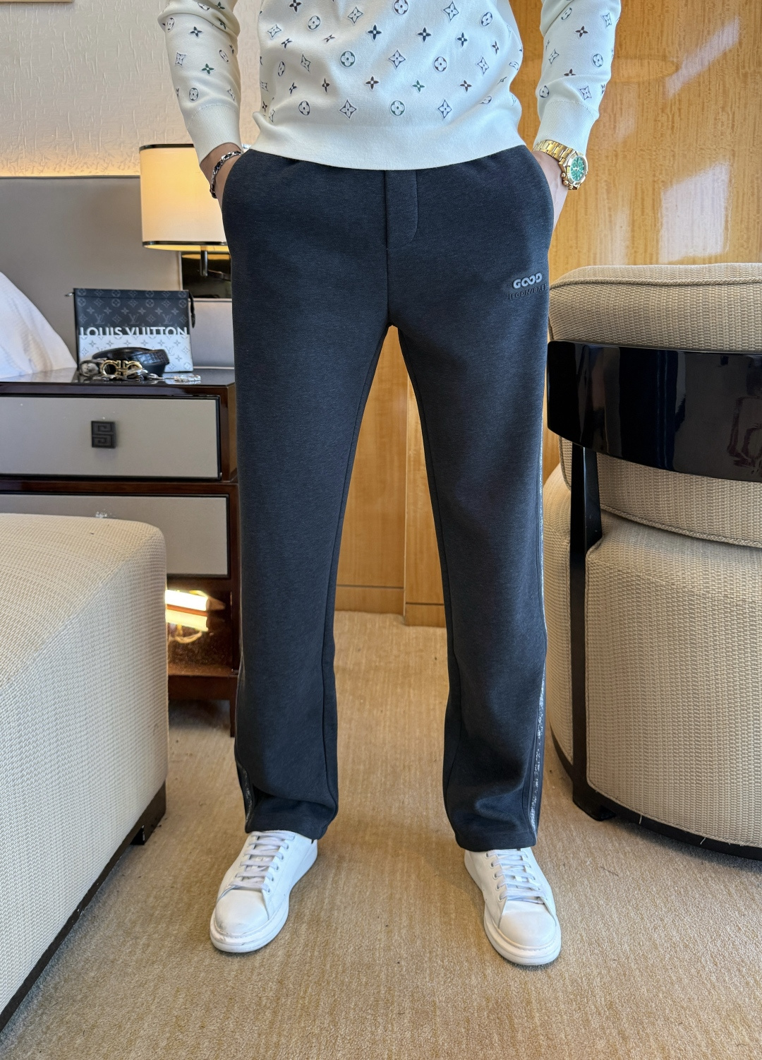 NO:654937,Gucci - 2025ss autumn and winter counters simultaneously popular thick velvet casual pants. This season's must-have versatile style, the upper body is extremely outstanding, super versatile style, 1:1 replica of the original version, complete with three standards!  The counter is designed with the latest fashion elements, imported custom-woven high-quality European cotton fabrics, with super good styles, a must-have for casual fashion!  Highly recommended, size 28-39, alexander wang19860909古奇 - 2025ss秋冬专柜同步爆款厚款加绒休闲裤,本季必入百搭款式,上身极为出挑,超级百搭款 ,原版1:1复刻,三标齐全！专柜最新时尚元素设计,进口定织高品质欧棉面料,版型超好,休闲时尚必备！强烈推荐款 尺码 28-39,,alexander wang,Men's clothing