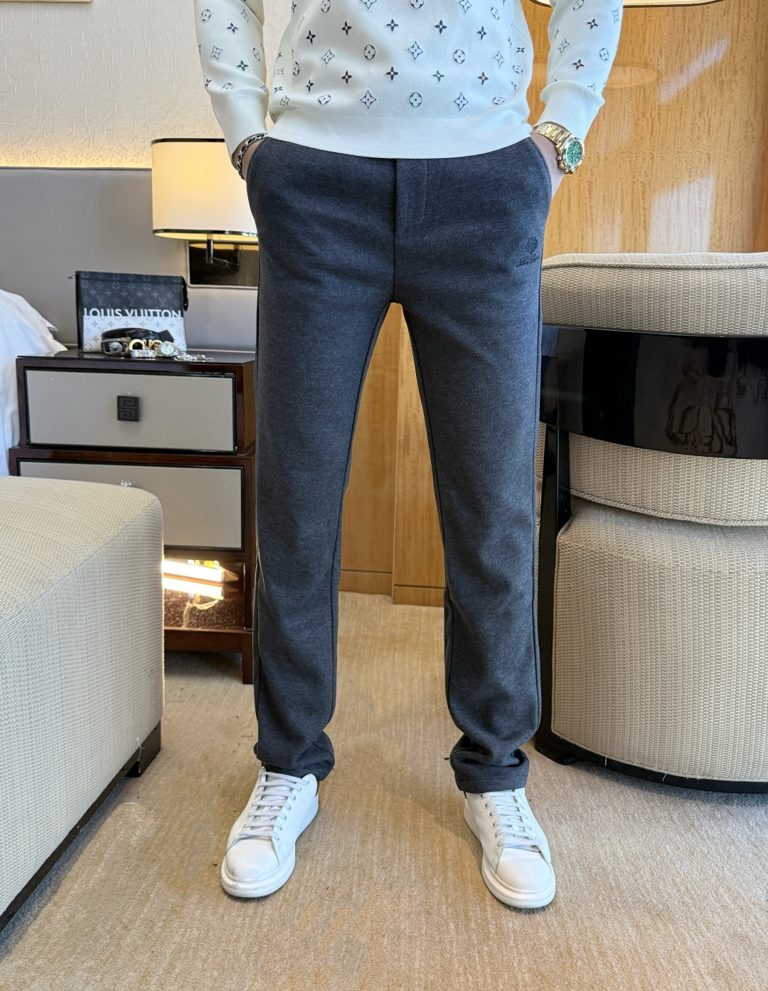 NO:657406,LP Noyo - 2025ss Autumn and Winter counters simultaneously popular thickened casual pants, a must-have versatile style this season, the upper body is very outstanding, super versatile style, 1:1 replica of the original version, complete with three standards!  The counter is designed with the latest fashion elements, imported custom-woven high-quality European cotton fabrics, with super good styles, a must-have for casual fashion!  Highly recommended size 28-39, loro piana, alexander wang19860909LP诺悠 - 2025ss秋冬专柜同步爆款加厚休闲裤,本季必入百搭款式,上身极为出挑,超级百搭款 ,原版1:1复刻,三标齐全！专柜最新时尚元素设计,进口定织高品质欧棉面料,版型超好,休闲时尚必备！强烈推荐款 尺码 28-39,,loro piana,alexander wang,Men's clothing