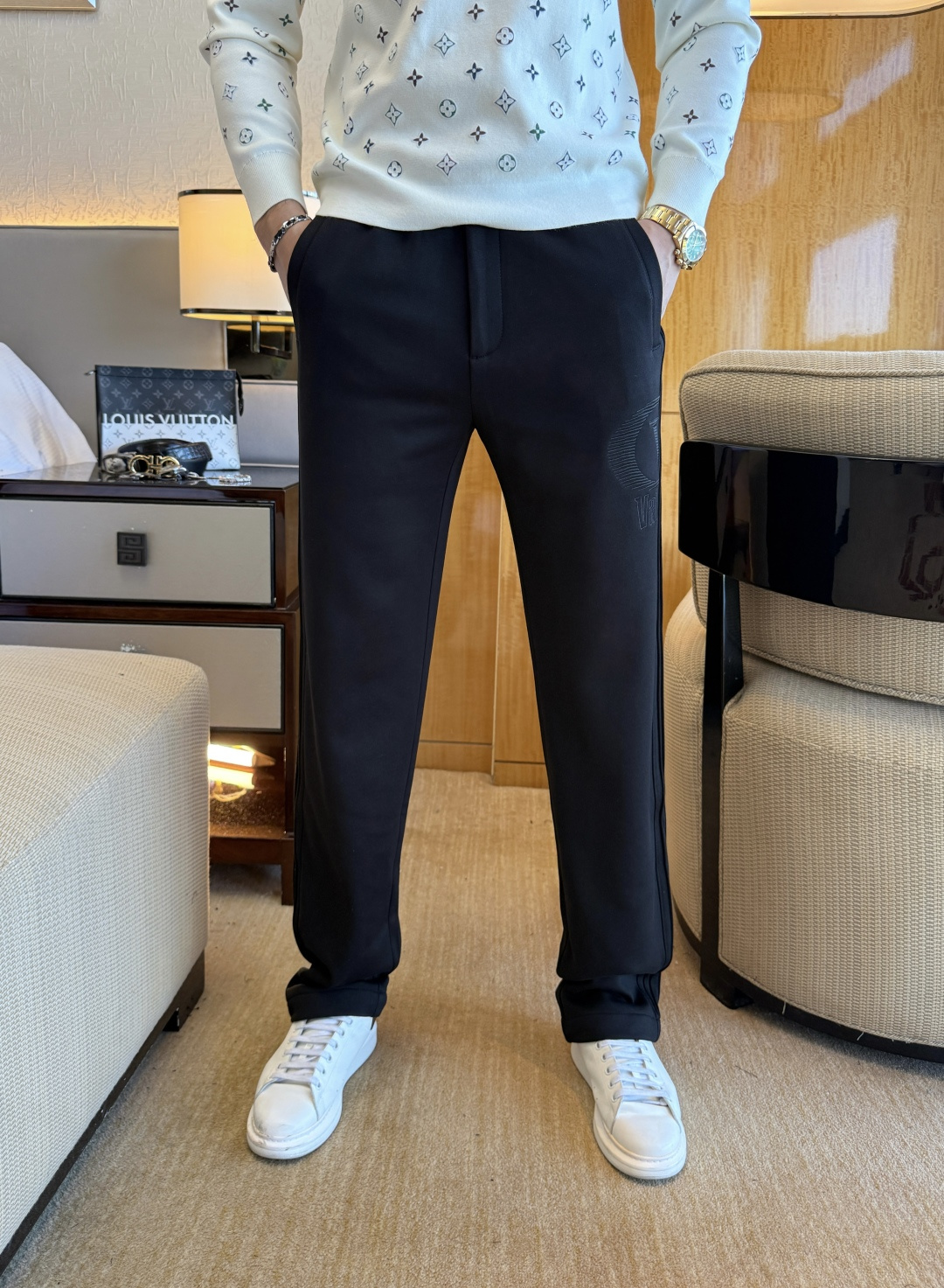 NO:657402,Valentino - 2025ss autumn and winter counters simultaneously popular thickened casual pants, a must-have versatile style this season, the upper body is extremely outstanding, super versatile style, 1:1 replica of the original version, complete with three labels!  The counter is designed with the latest fashion elements, imported custom-woven high-quality European cotton fabrics, with super good styles, a must-have for casual fashion!  Highly recommended size 28-39, valentino, alexander wang19860909华伦天奴 - 2025ss秋冬专柜同步爆款加厚休闲裤,本季必入百搭款式,上身极为出挑,超级百搭款 ,原版1:1复刻,三标齐全！专柜最新时尚元素设计,进口定织高品质欧棉面料,版型超好,休闲时尚必备！强烈推荐款 尺码 28-39,,valentino,alexander wang,Men's clothing