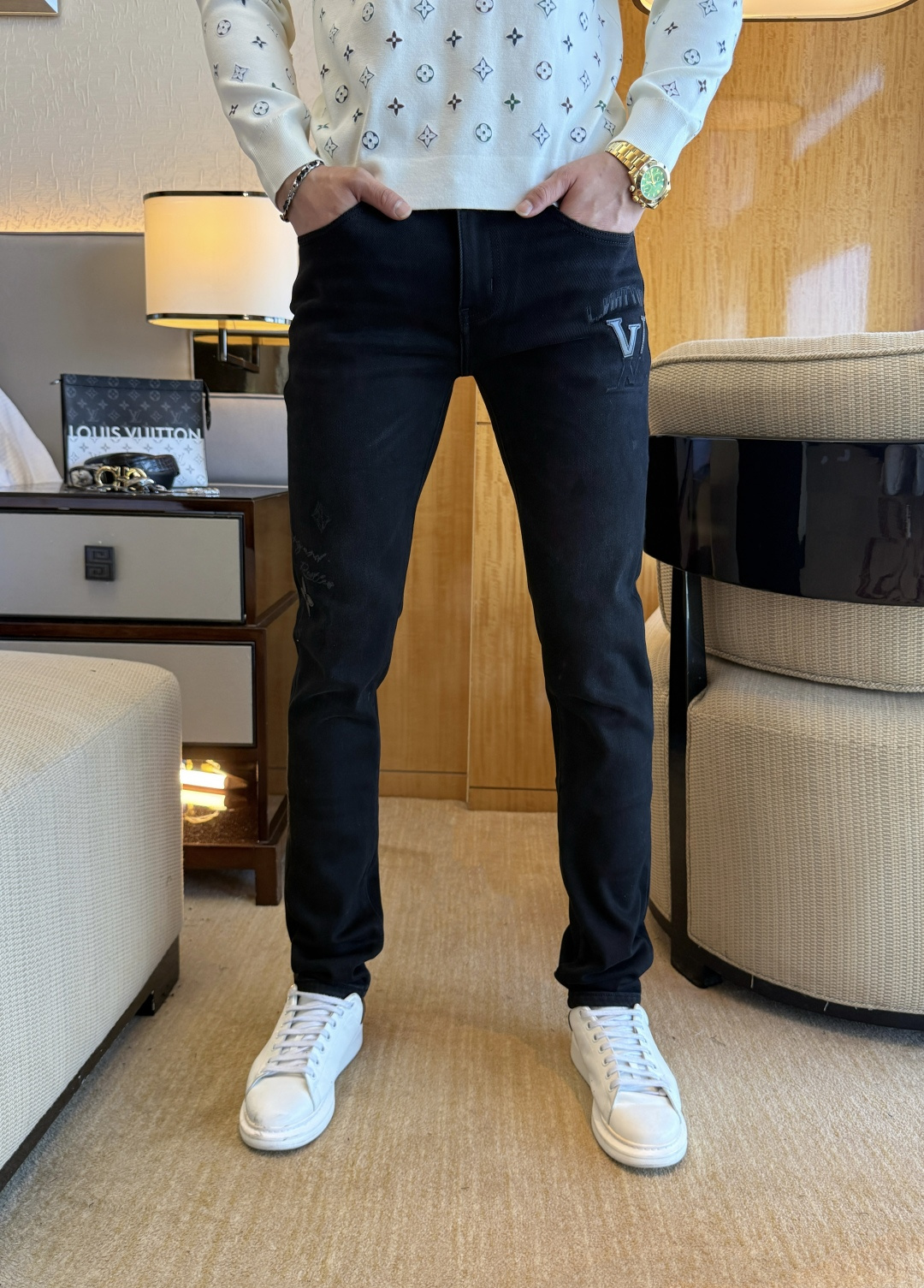 NO:654923,LV - 2025ss Snake autumn and winter hot style thick fleece jeans. Original 1:1 production, the perfect choice for daily essentials, simple and elegant, fashionable and stylish, customized imported denim fabric, heavy washing process, complex workmanship and exquisite craftsmanship. Easily cater to the needs of the four seasons, soft and elastic to the touch, smooth and neat, original accessories and hardware, comfortable upper body, very easy to wear and durable, size 29-38, louis vuitton, jeans, alexander  wang19860909LV - 2025ss蛇年秋冬大爆款厚款加绒牛仔裤.原单1:1制作,日常必备的完美之选,简单大气亦时尚有型,定制进口丹宁面料 ,重工洗水工艺,做工复杂工艺精湛.轻松迎合四季需要,手感柔软带弹力,流畅利落,原版辅料五金,上身舒适非常易搭耐看码数29-38,,louis vuitton,jeans,alexander wang,Men's clothing