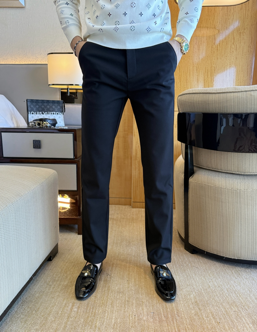 NO:654928,Burberry - 2025ss autumn and winter thickened premium casual pants. Made from the original 1:1, the perfect choice for daily essentials, simple and stylish, custom-made imported European cotton fabrics, heavy washing process, complex workmanship and exquisite craftsmanship. Easily cater to the needs of the four seasons, soft and elastic to the touch, smooth and neat, original accessories and hardware, comfortable upper body, very easy to wear and durable, size 30-38,, burberry, alexander wang19860909巴宝莉 - 2025ss年秋冬加厚款精品休闲裤.原单1:1制作,日常必备的完美之选,简单大气亦时尚有型,定制进口欧棉面料 ,重工洗水工艺,做工复杂工艺精湛.轻松迎合四季需要,手感柔软带弹力,流畅利落,原版辅料五金,上身舒适非常易搭耐看码数30-38,,burberry,alexander wang,Men's clothing